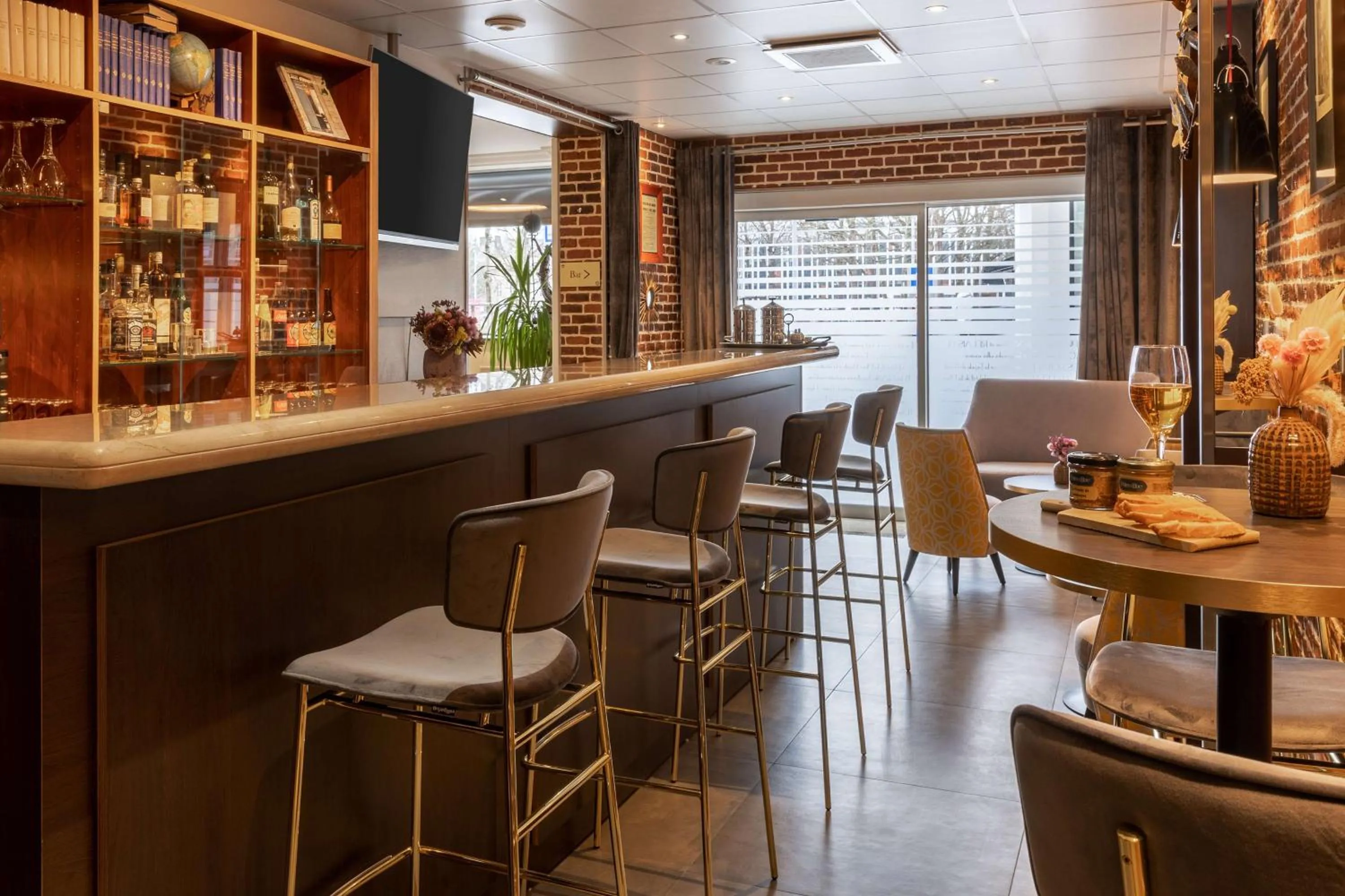 Lounge or bar in Best Western Royal Hotel Caen