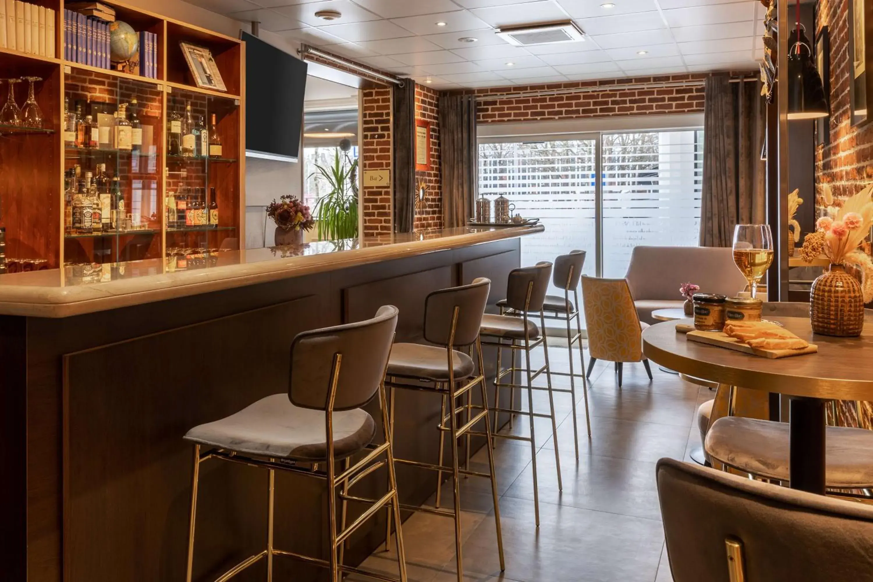 Lounge or bar in Best Western Royal Hotel Caen Lounge or bar in Best Western Royal Hotel Caen