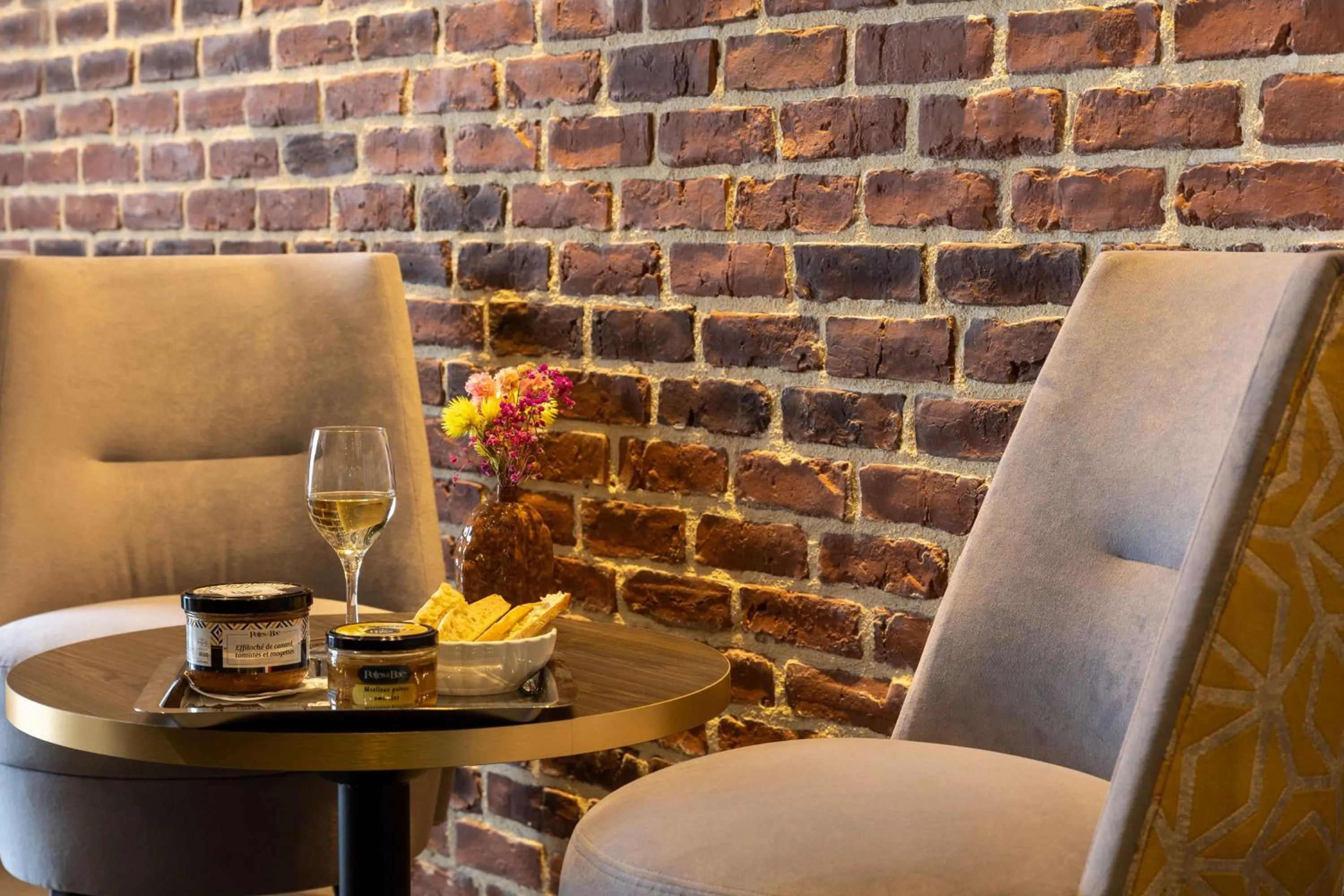 Living room in Best Western Royal Hotel Caen