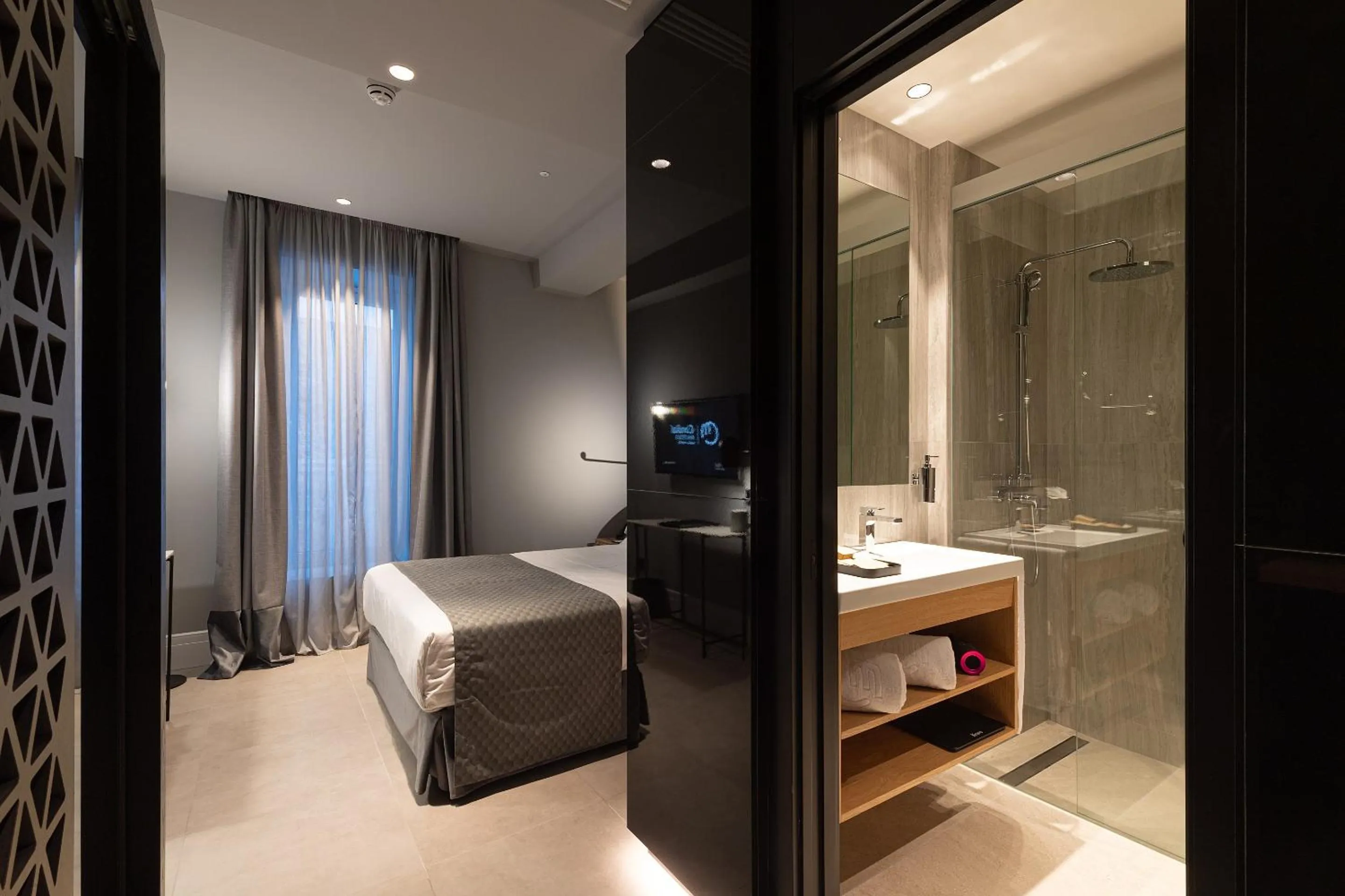 Shower, Bed in Boutique Hotel Cordial Malteses