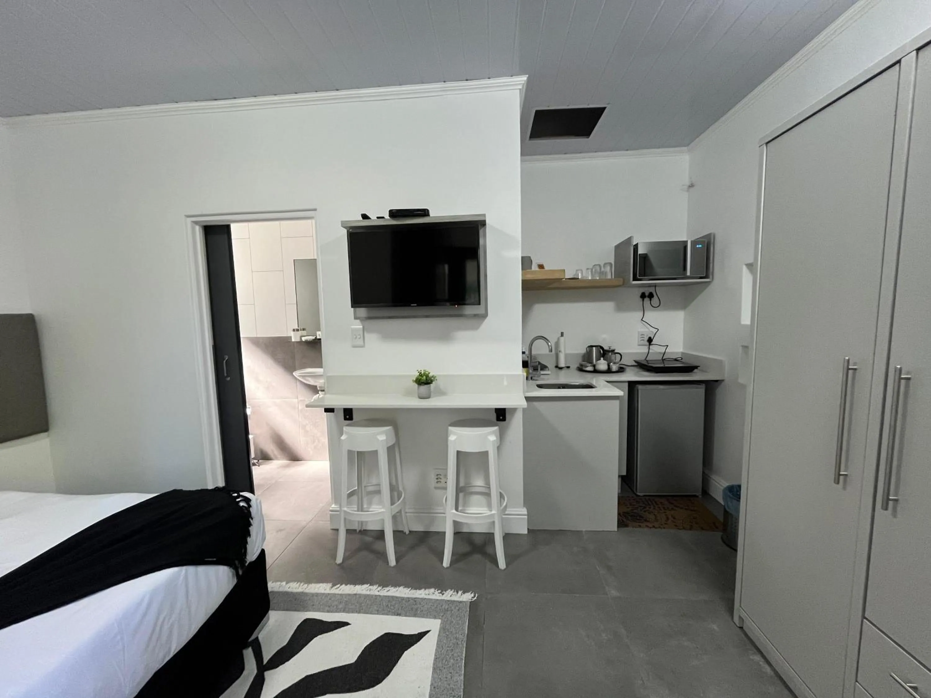 Kitchen or kitchenette, Bed in The Noble Lodge