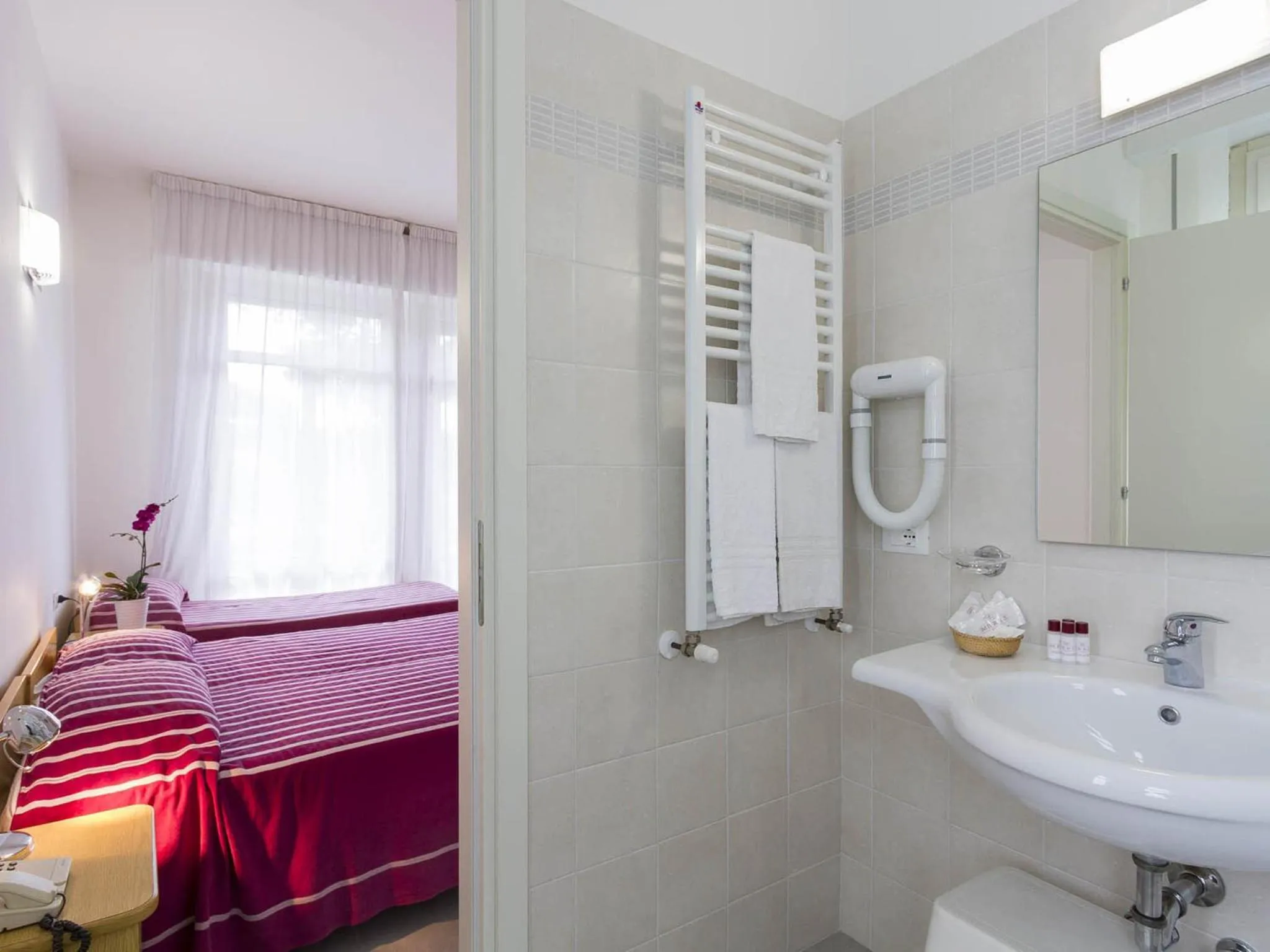 Bathroom, Bed in Hotel Meris