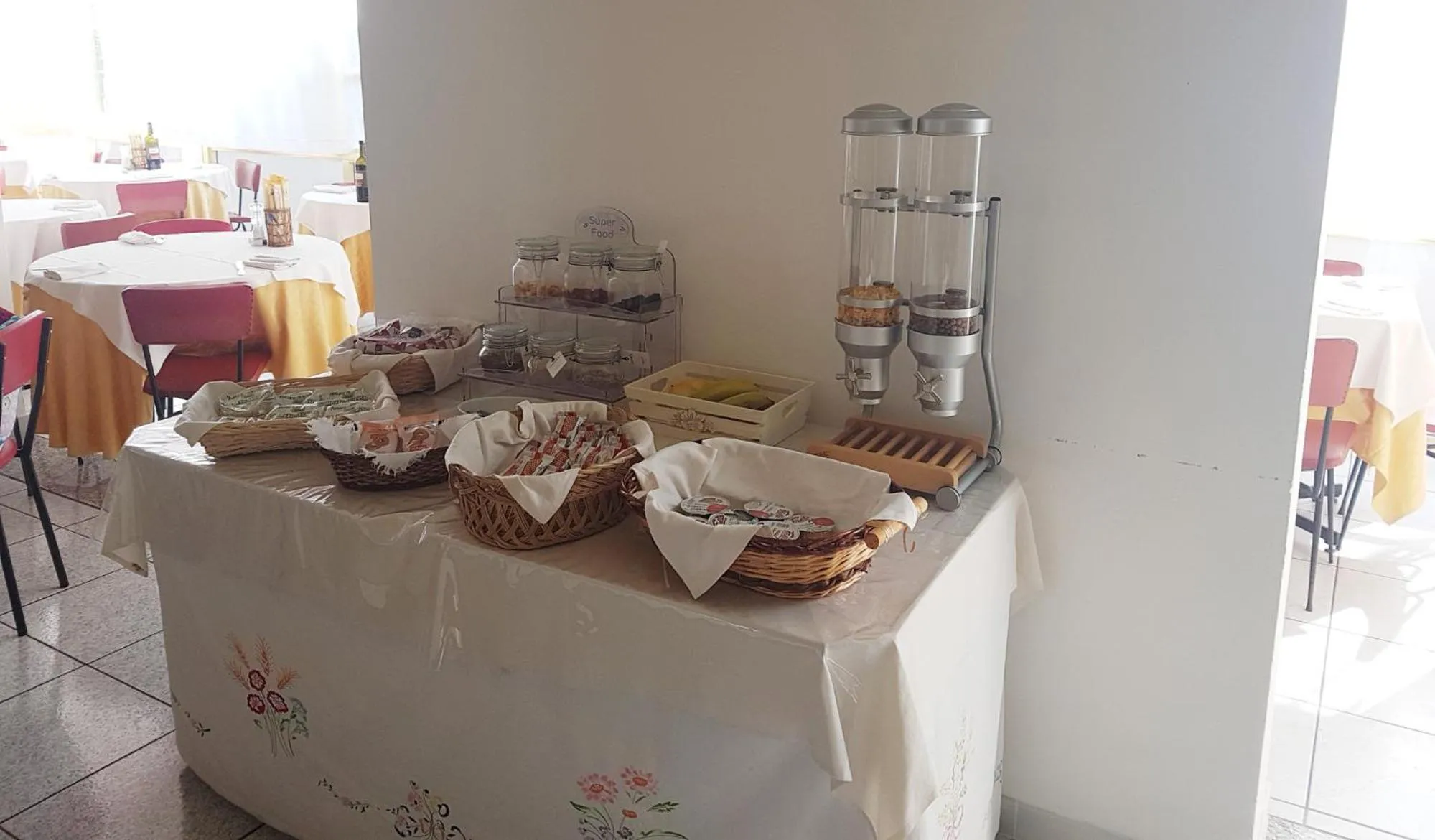 Food and drinks in Hotel Meris