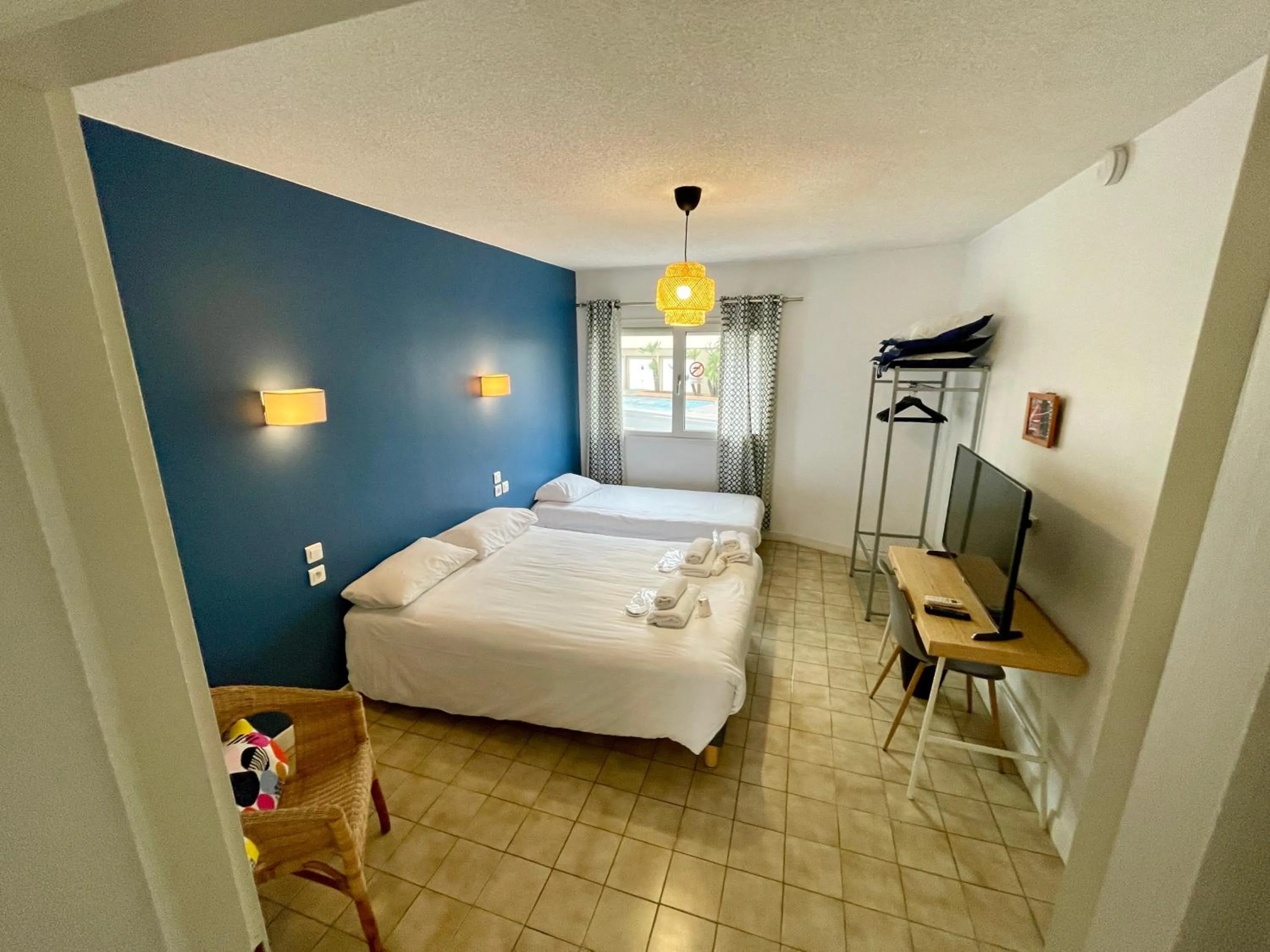 Bed in Amerique Hotel Palavas - Piscine - Plage