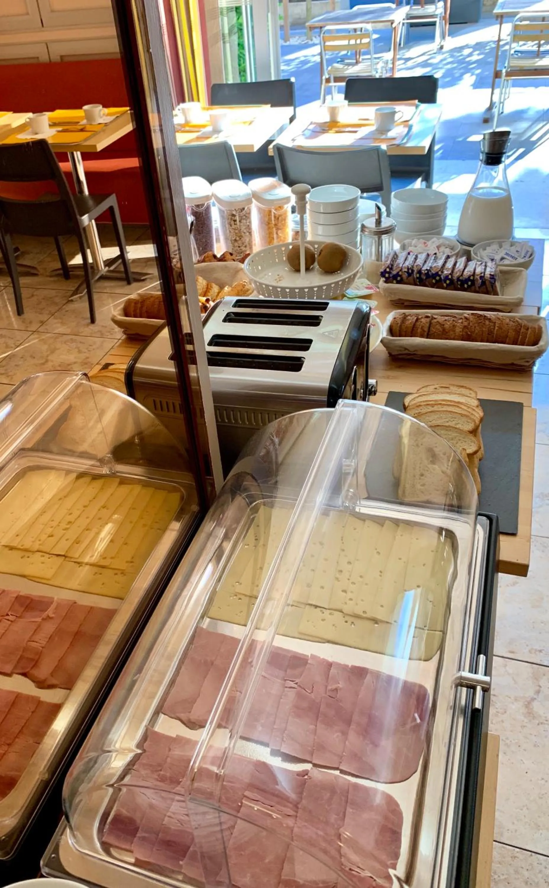 Buffet breakfast in Amerique Hotel Palavas - Piscine - Plage