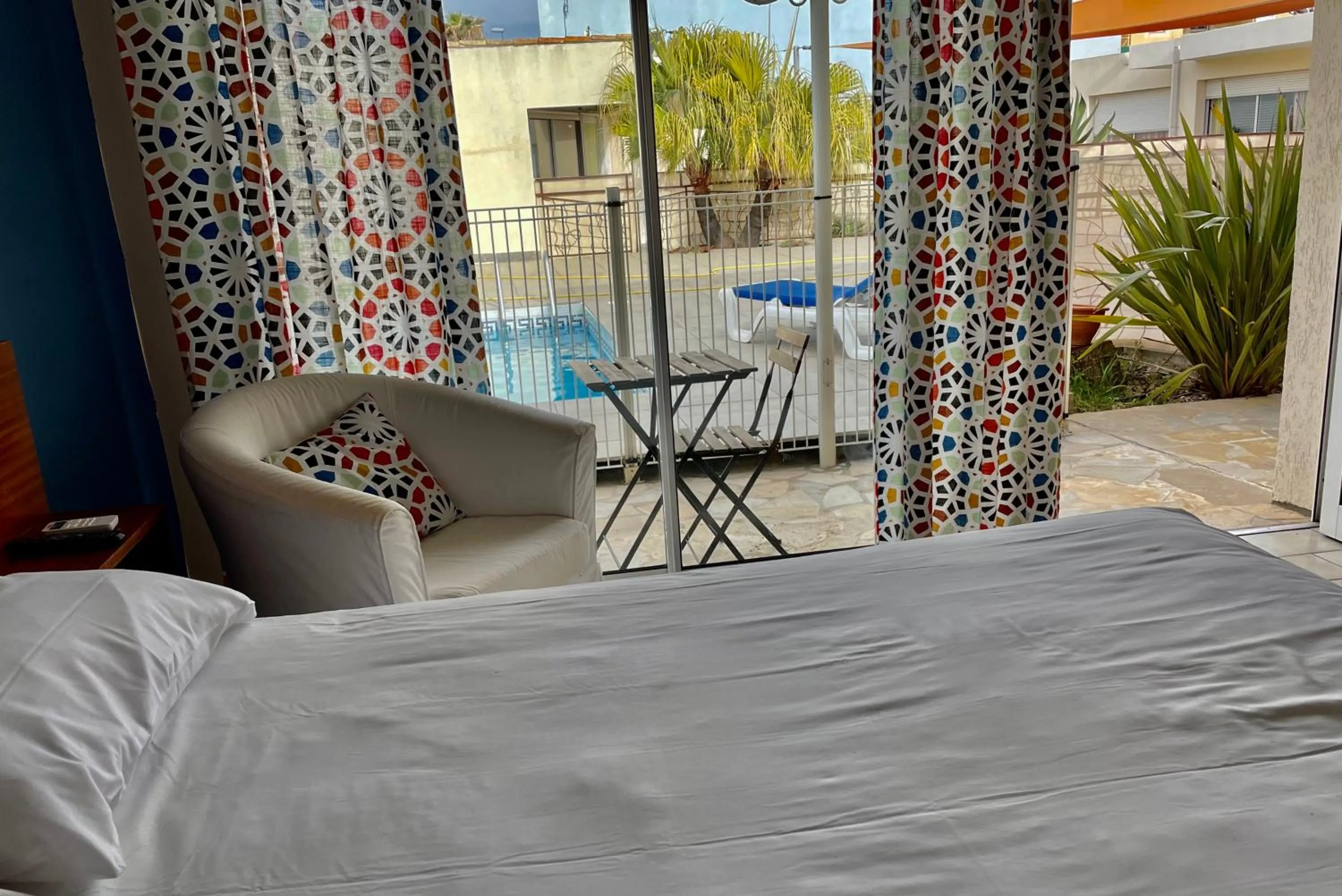 Swimming pool, Bed in Amerique Hotel Palavas - Piscine - Plage