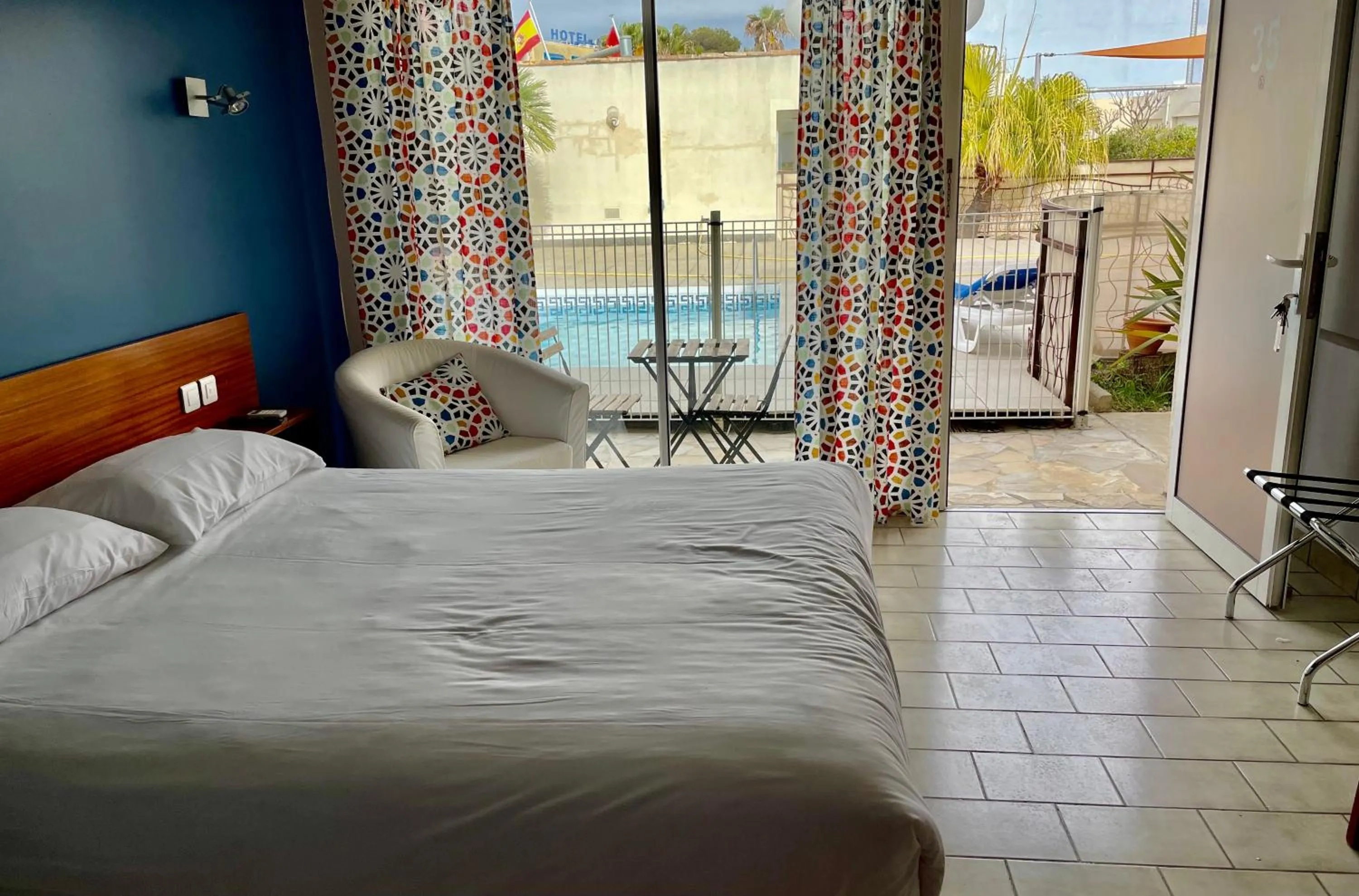 Swimming pool, Bed in Amerique Hotel Palavas - Piscine - Plage