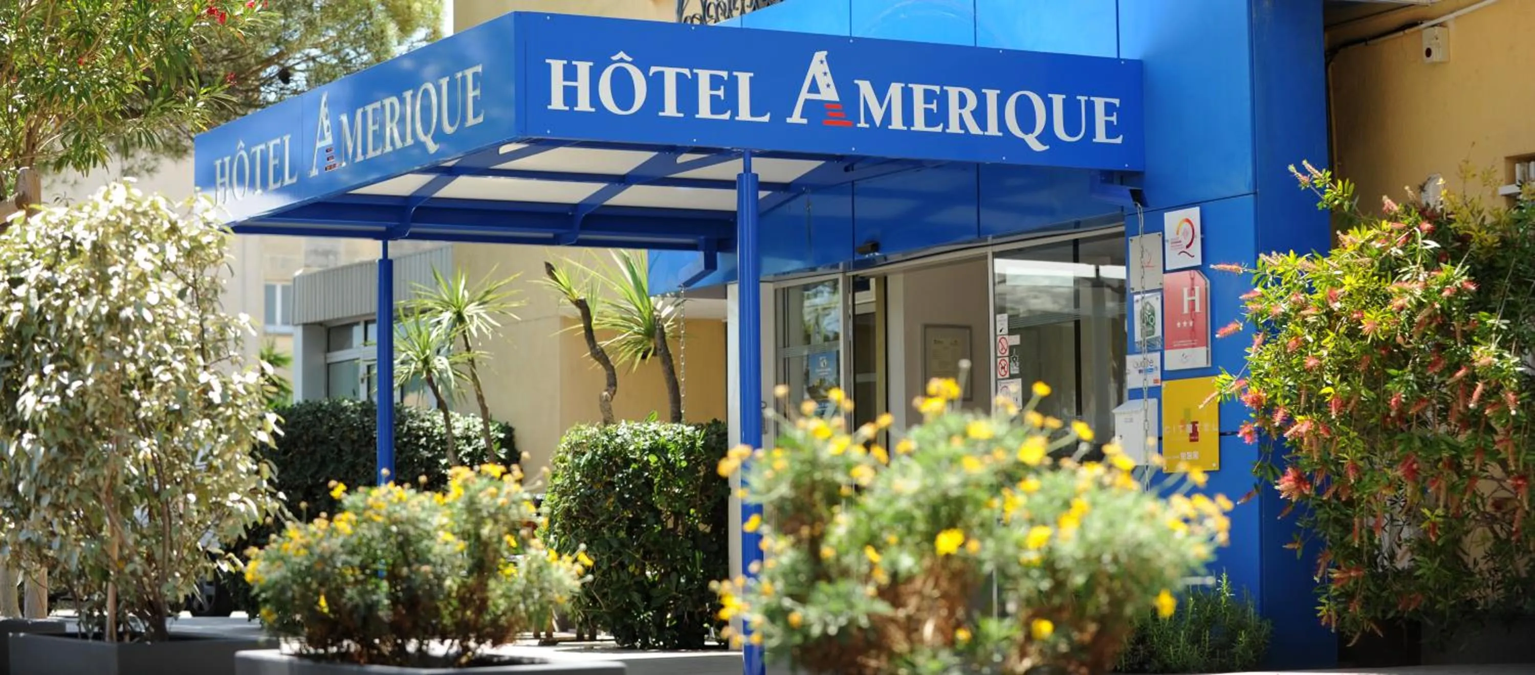 Facade/entrance in Amerique Hotel Palavas - Piscine - Plage