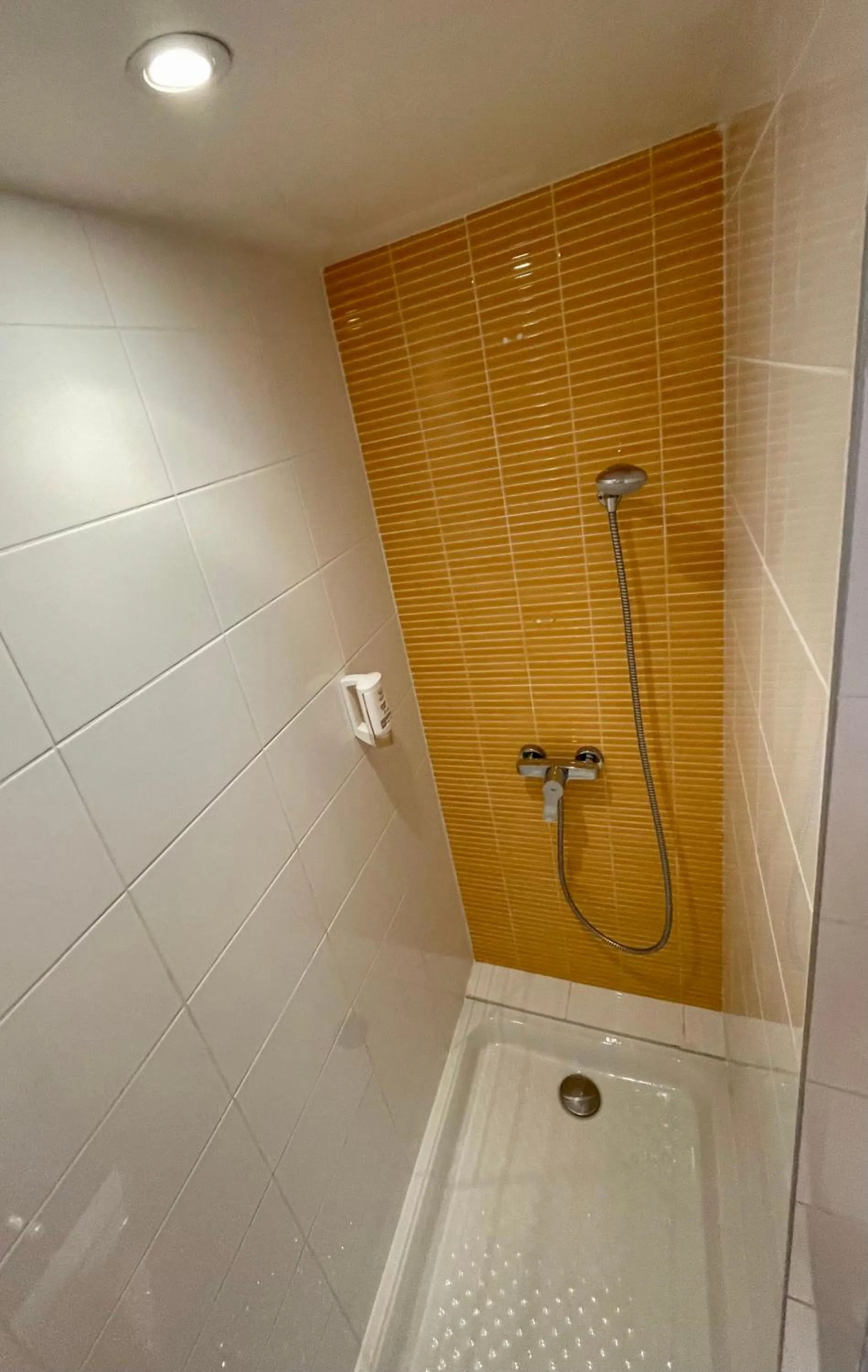 Bathroom in Amerique Hotel Palavas - Piscine - Plage