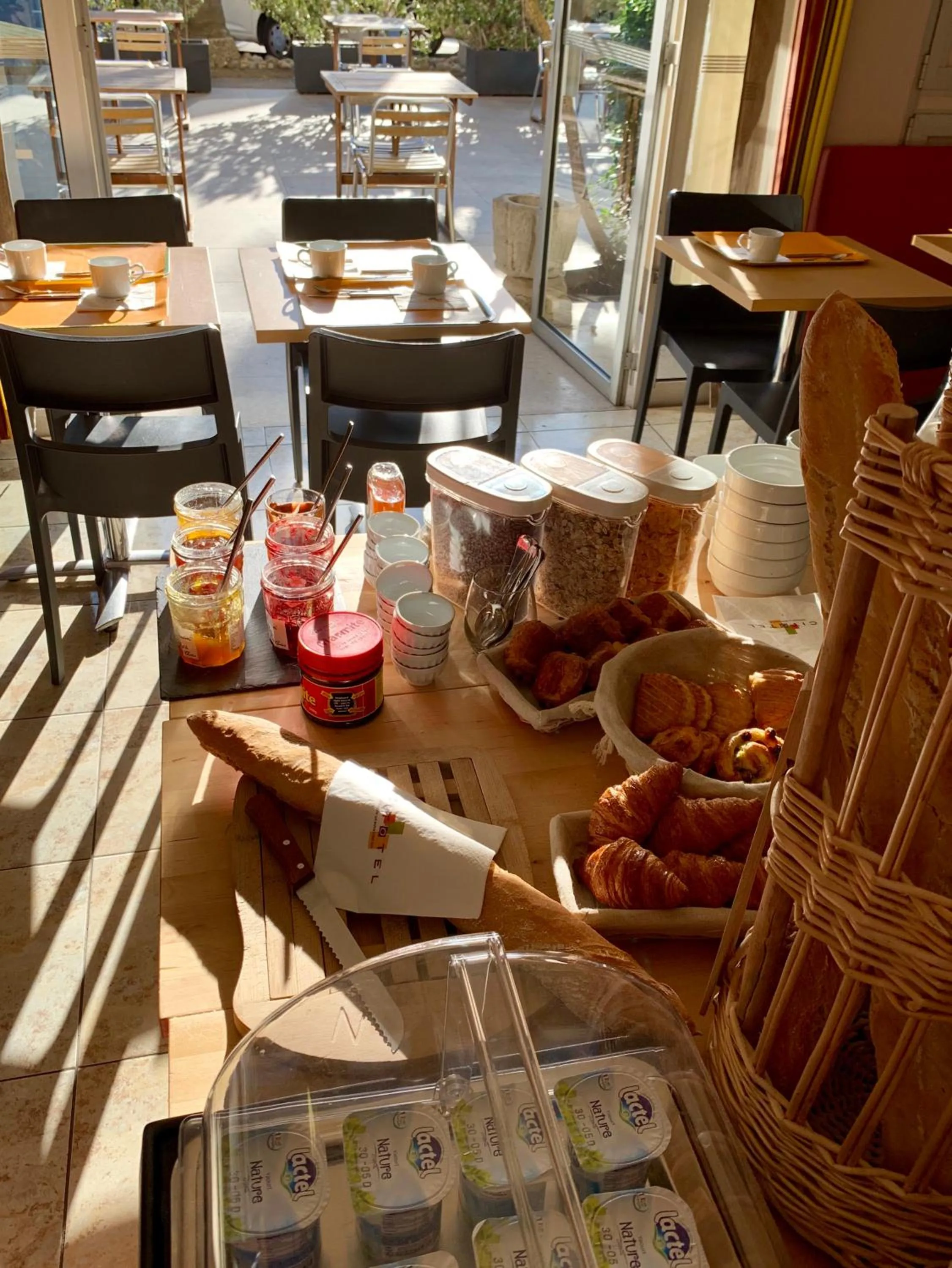 Buffet breakfast in Amerique Hotel Palavas - Piscine - Plage