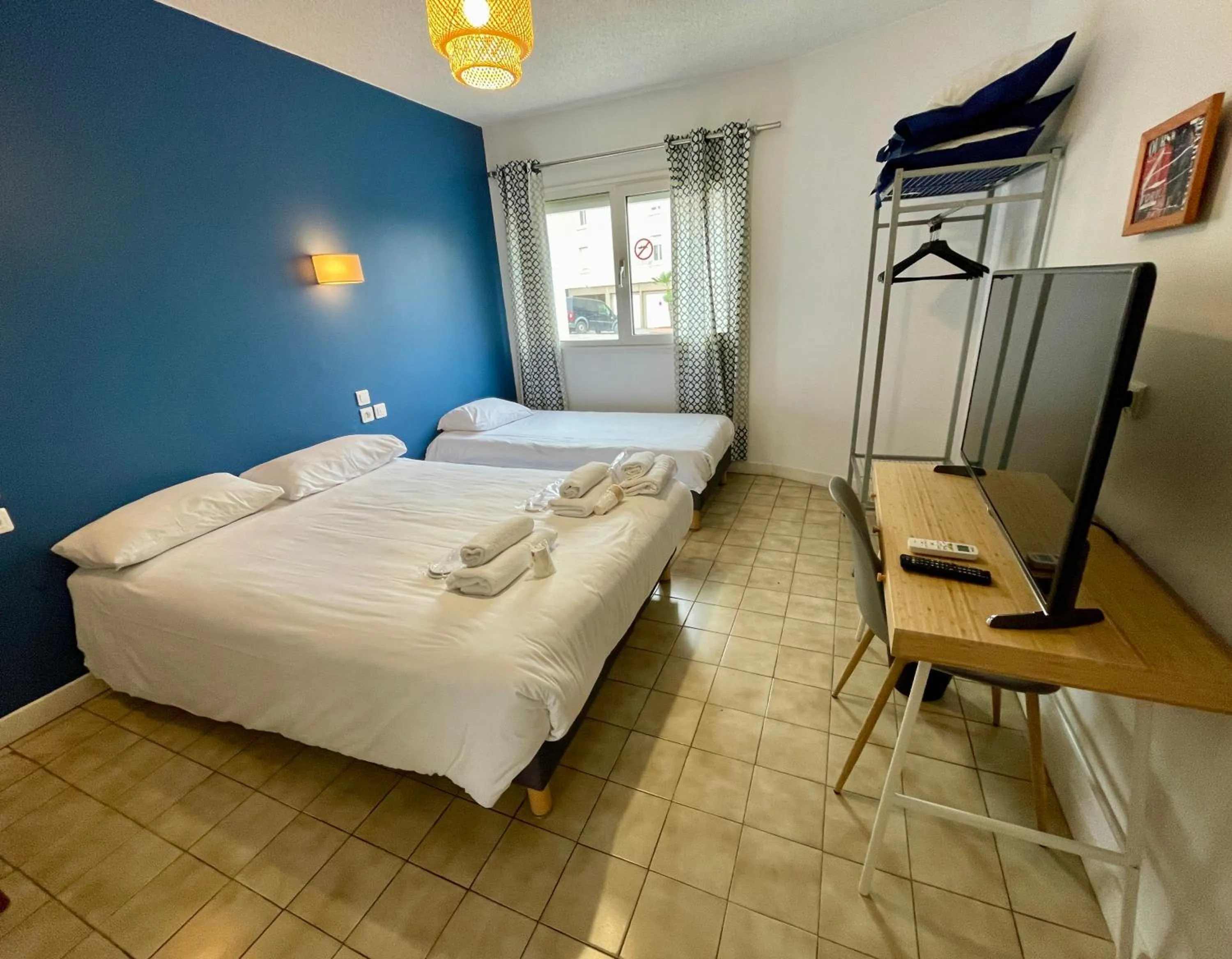 Bed in Amerique Hotel Palavas - Piscine - Plage