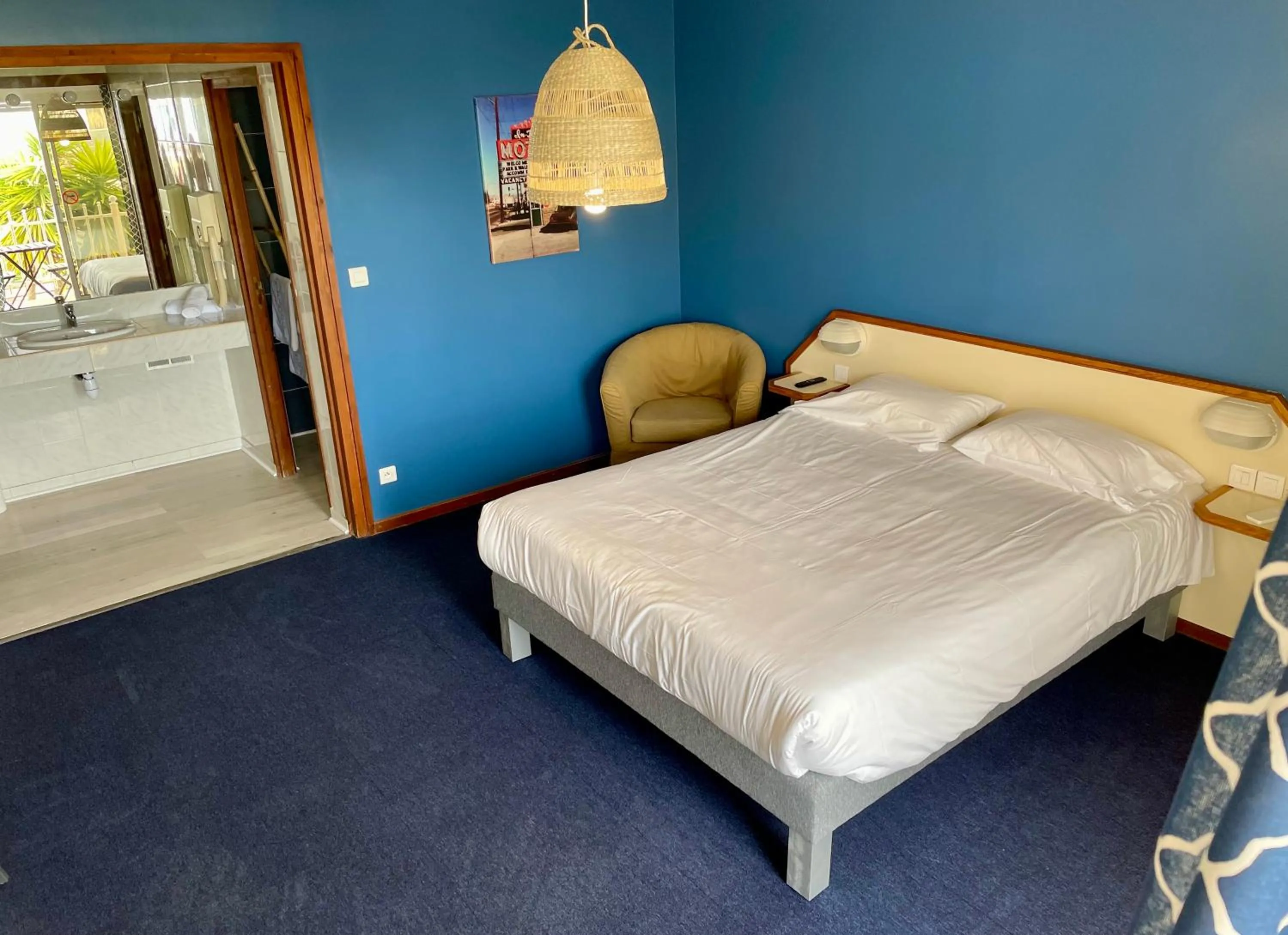 Swimming pool, Bed in Amerique Hotel Palavas - Piscine - Plage