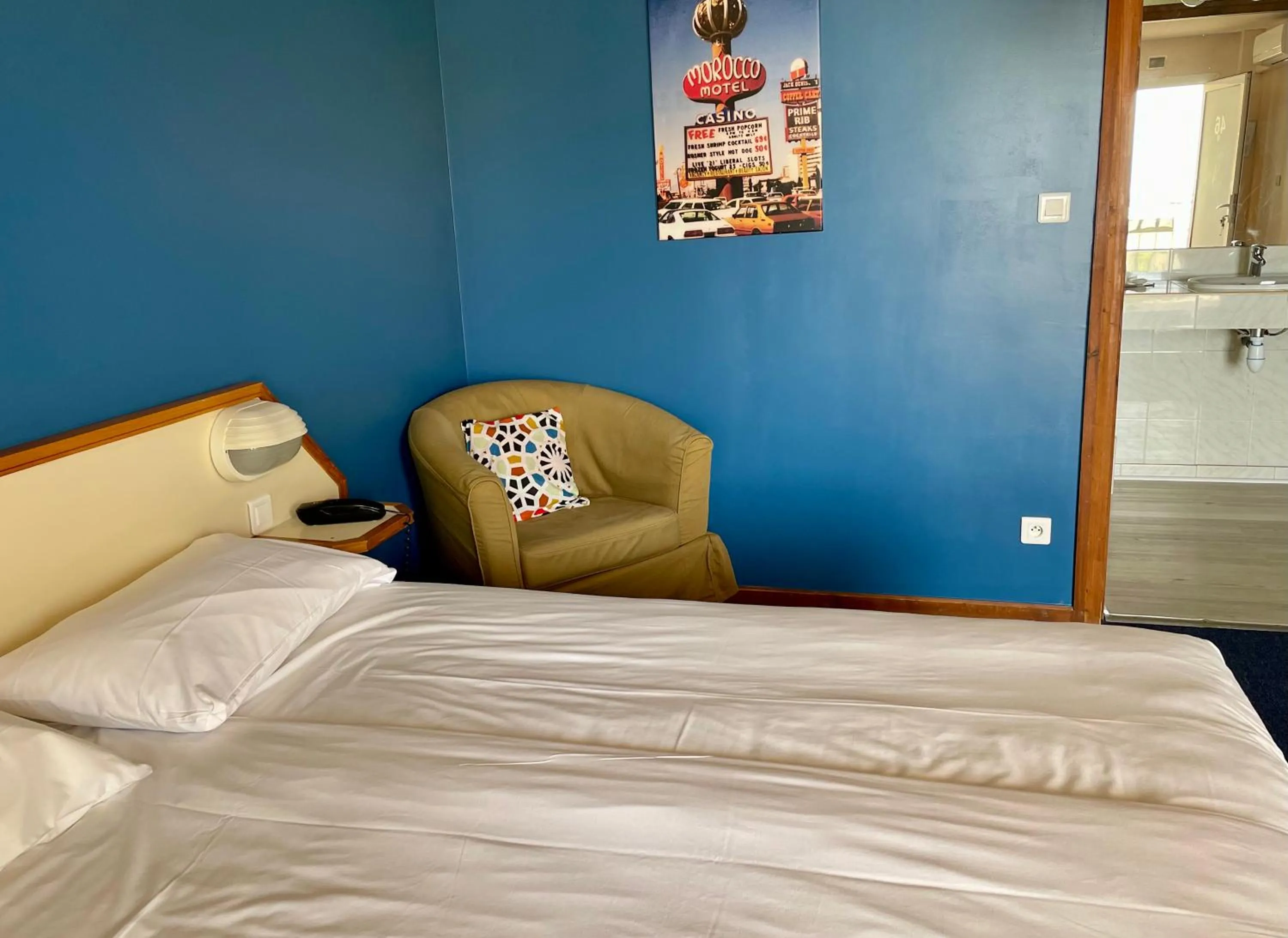 Property building, Bed in Amerique Hotel Palavas - Piscine - Plage