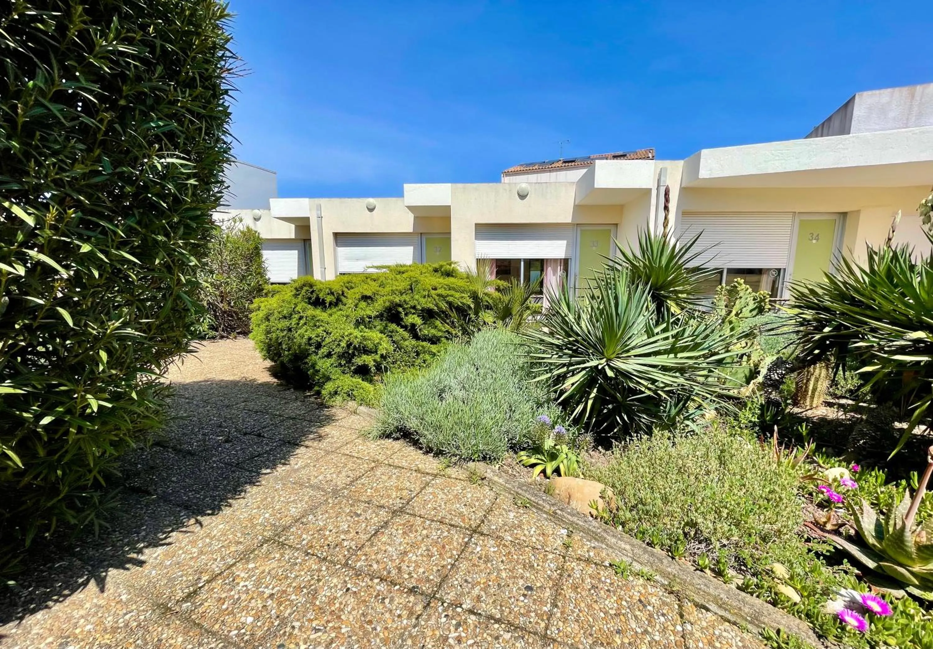 Garden view in Amerique Hotel Palavas - Piscine - Plage