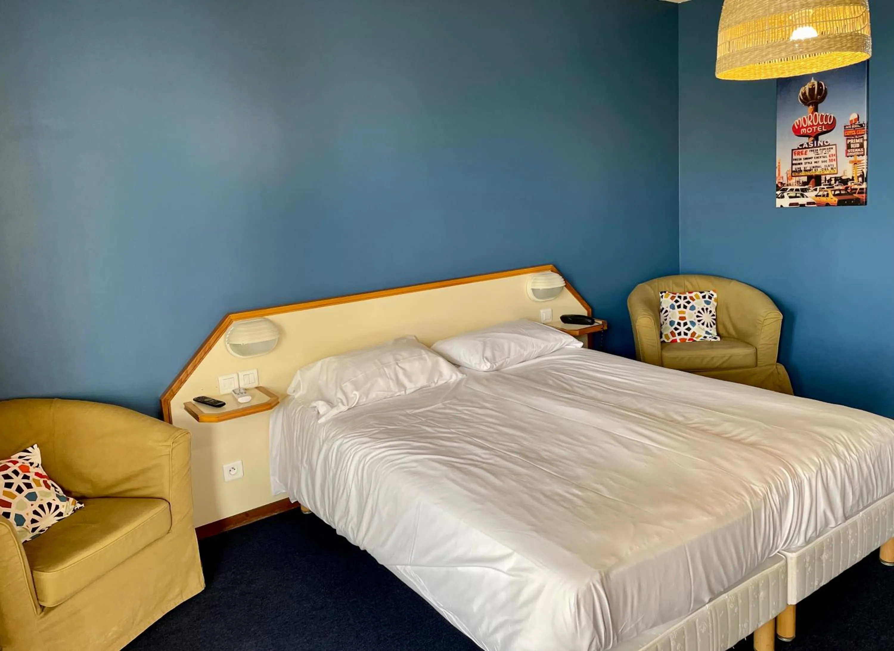 Property building, Bed in Amerique Hotel Palavas - Piscine - Plage