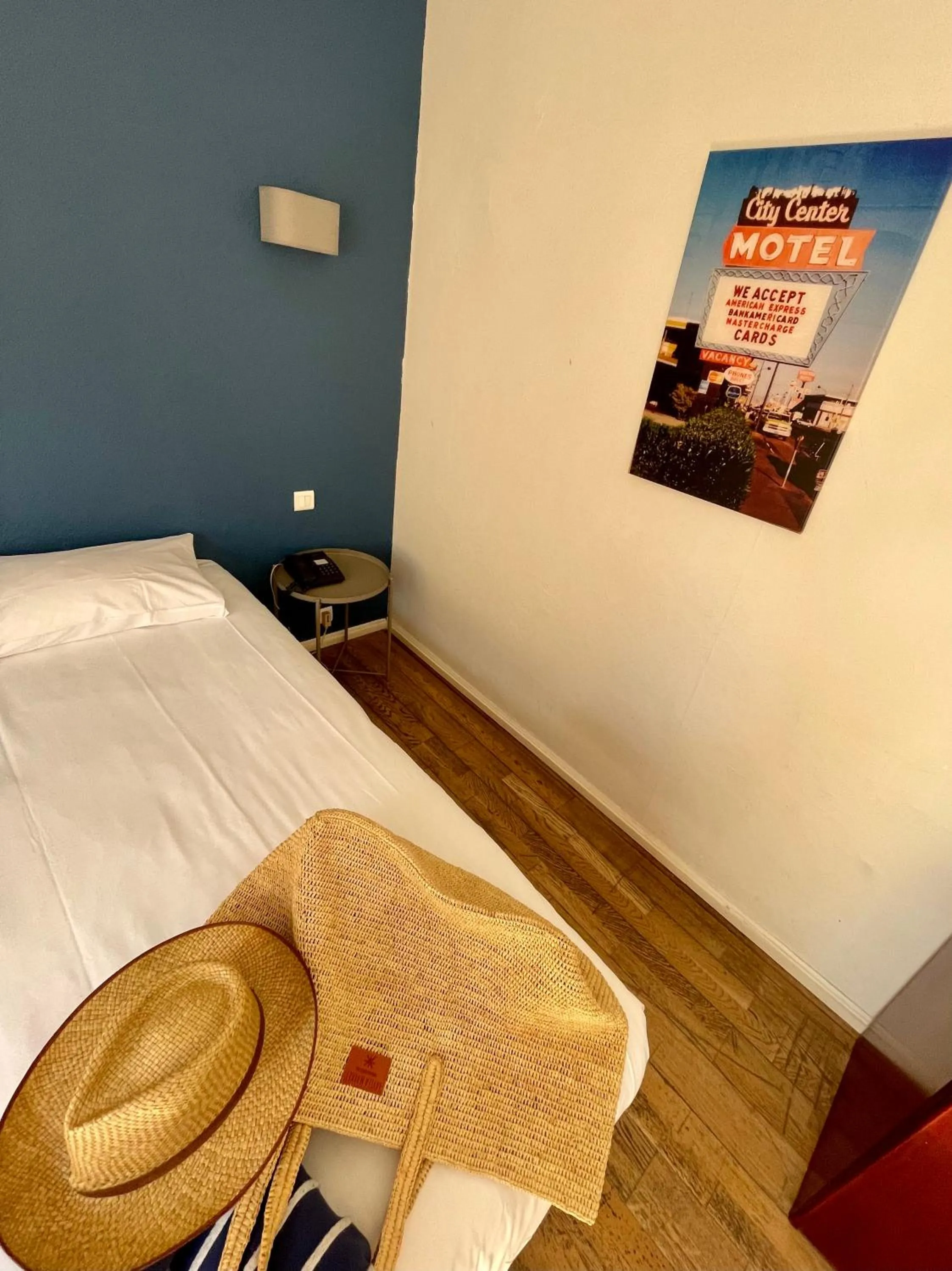 Swimming pool, Bed in Amerique Hotel Palavas - Piscine - Plage