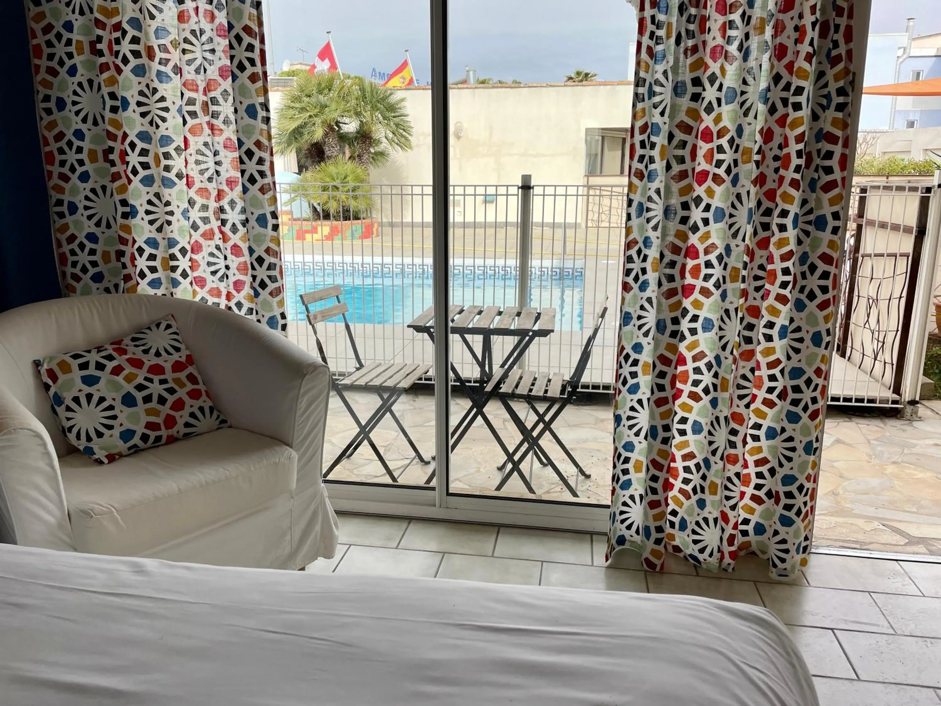 Swimming pool, Bed in Amerique Hotel Palavas - Piscine - Plage