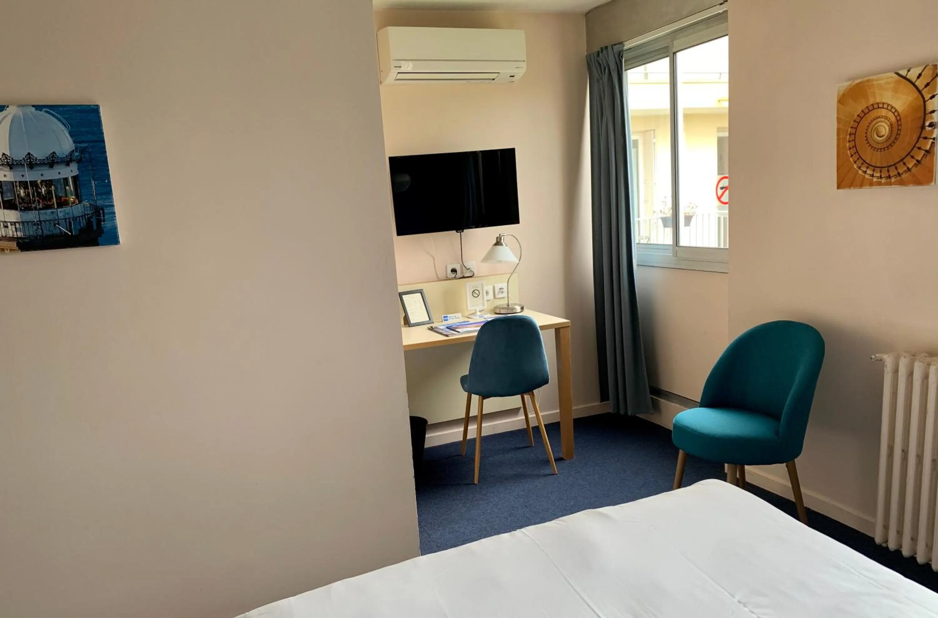 Property building, Bed in Amerique Hotel Palavas - Piscine - Plage