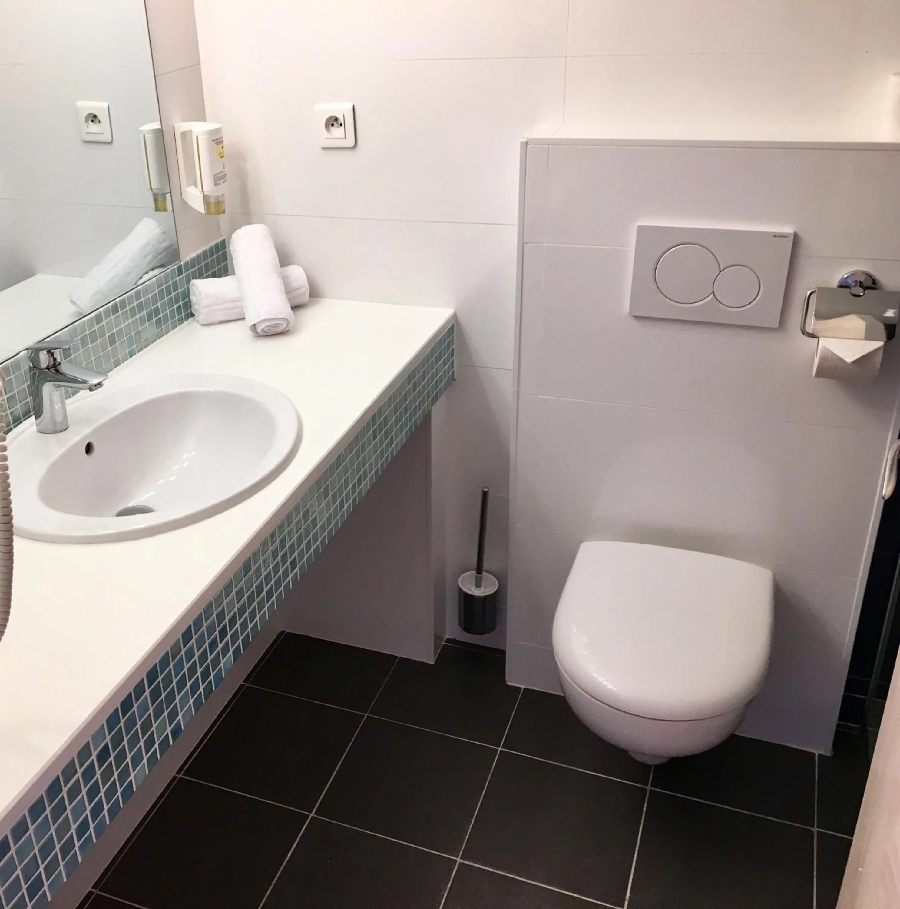 Shower in Amerique Hotel Palavas - Piscine - Plage