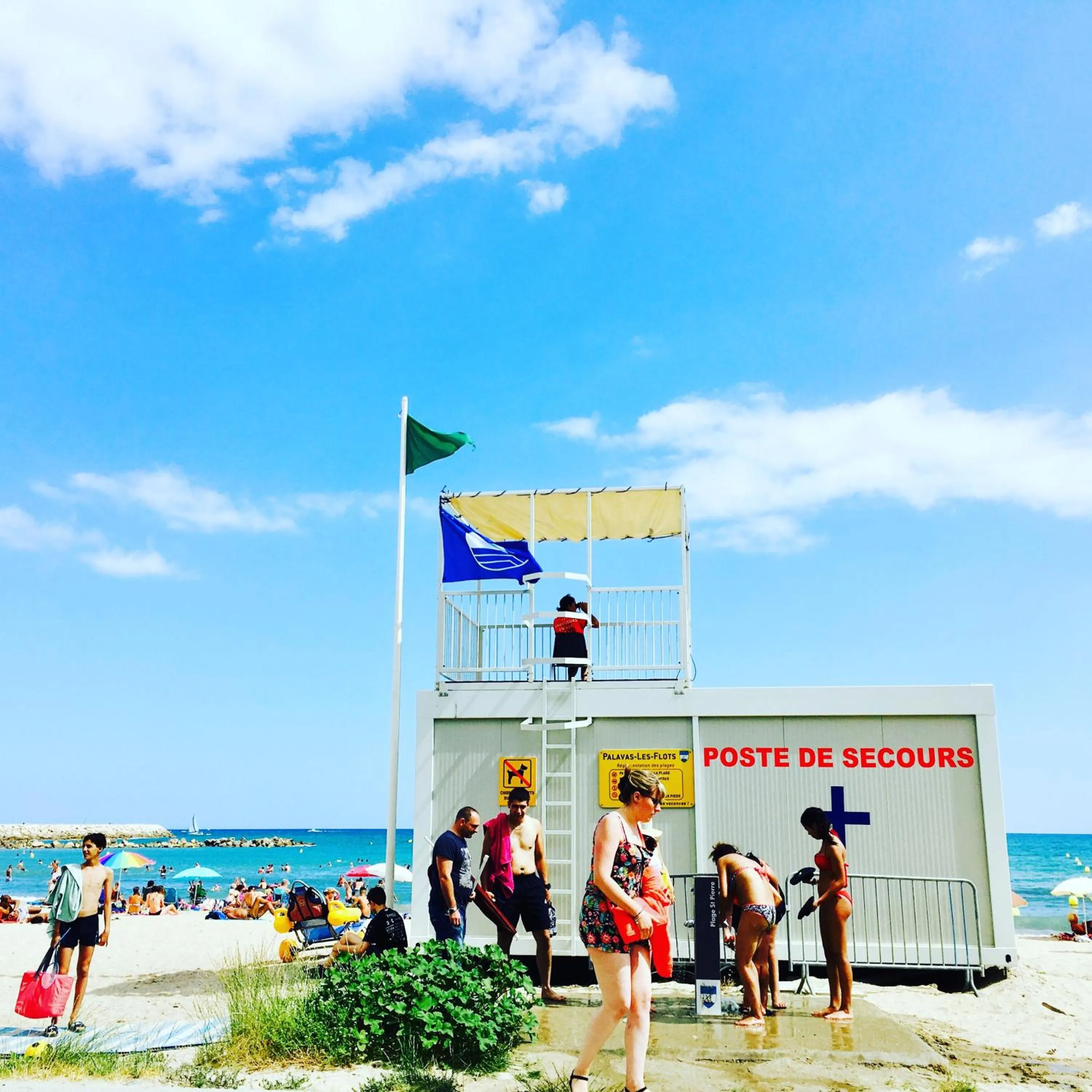 People in Amerique Hotel Palavas - Piscine - Plage