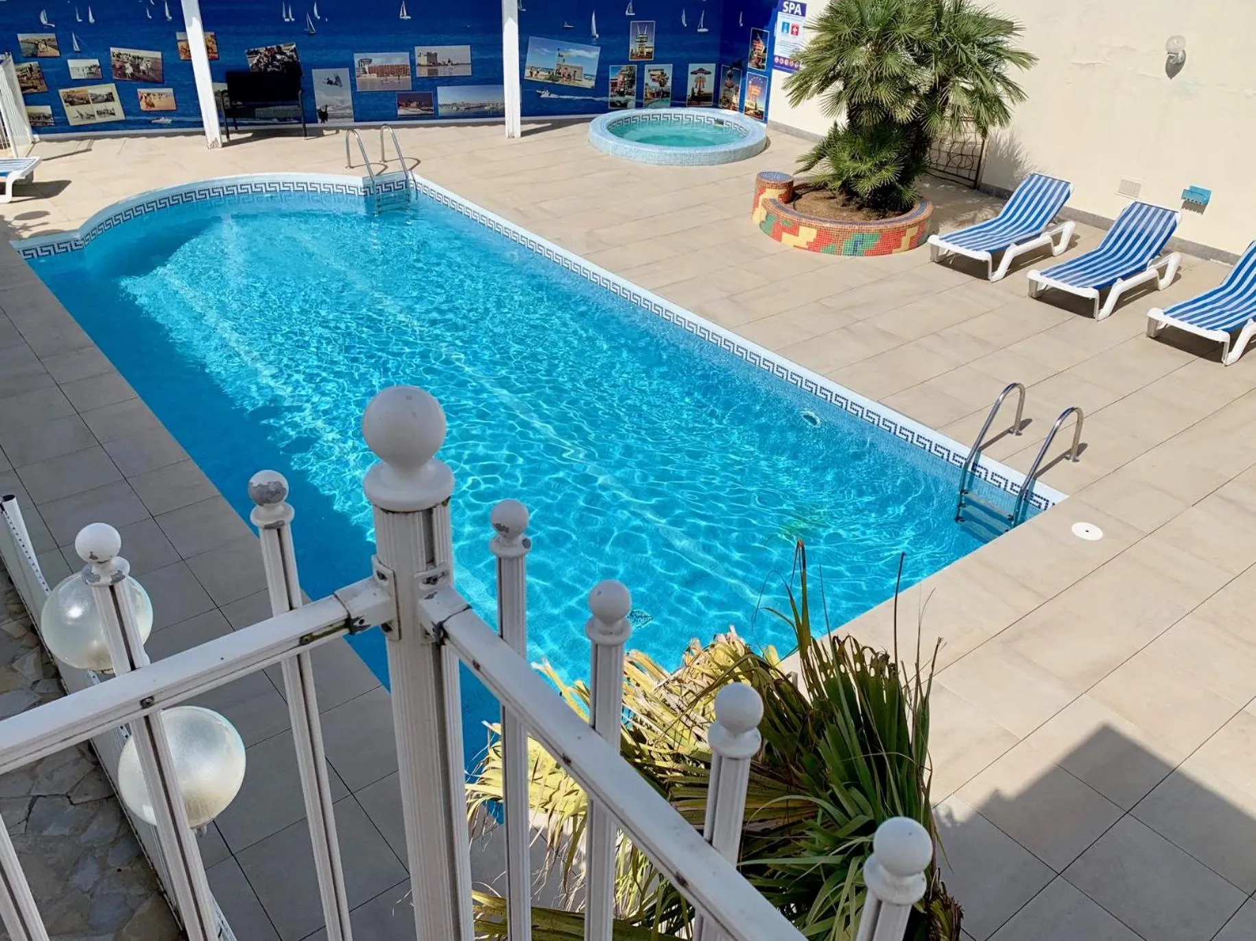 Pool view in Amerique Hotel Palavas - Piscine - Plage