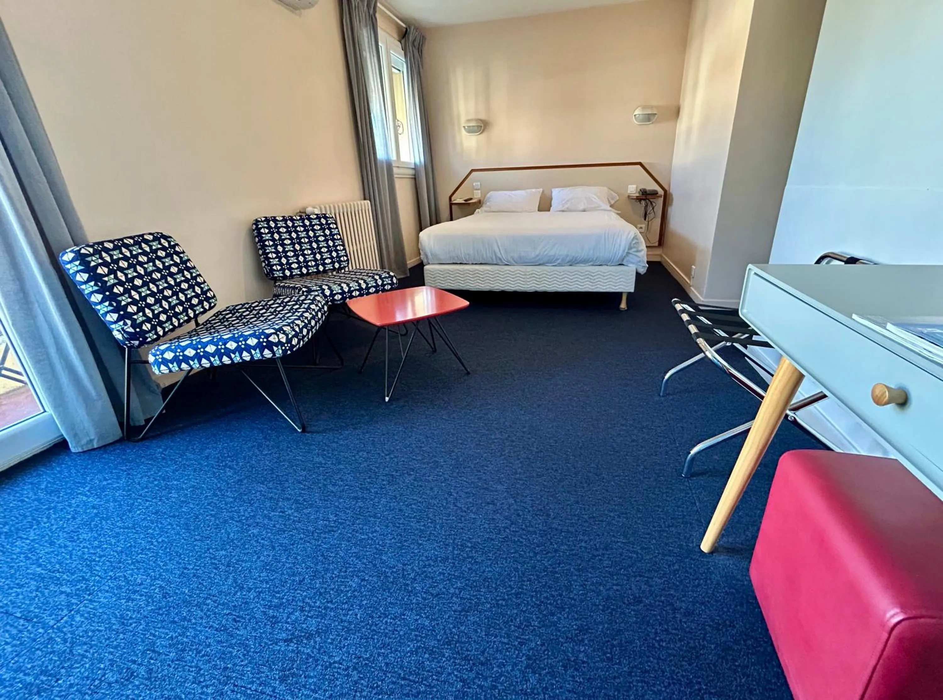 Photo of the whole room, Bed in Amerique Hotel Palavas - Piscine - Plage