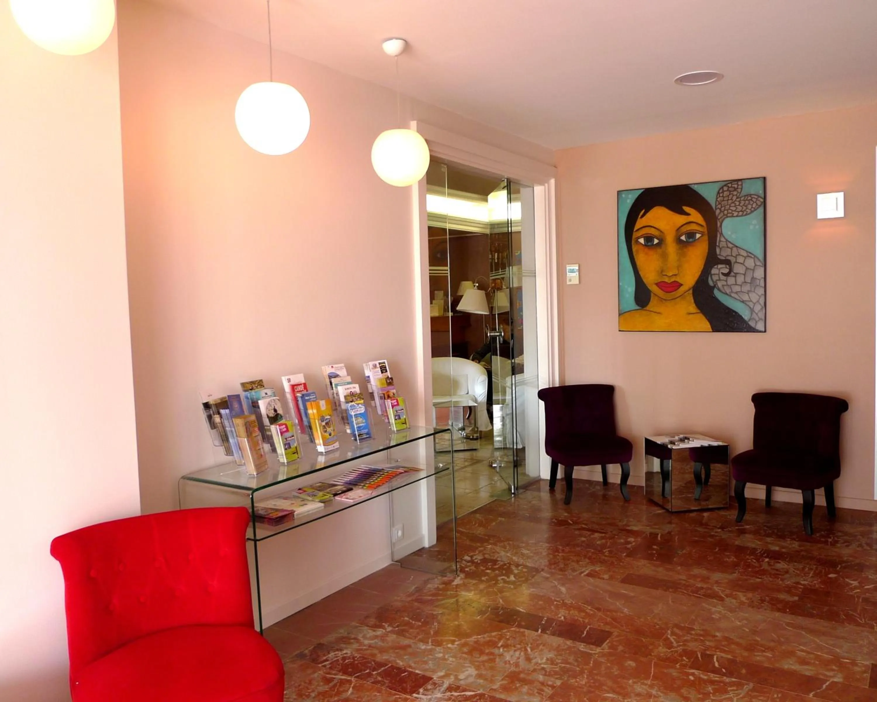 Lobby or reception in Amerique Hotel Palavas - Piscine - Plage