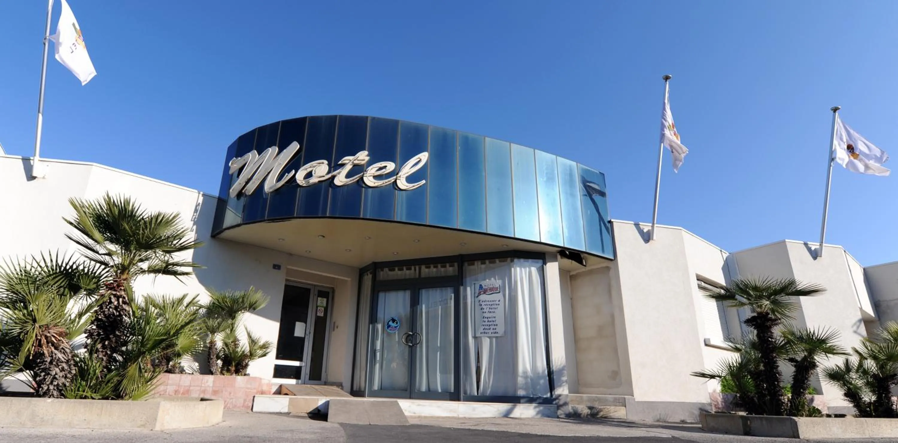 Facade/entrance in Amerique Hotel Palavas - Piscine - Plage