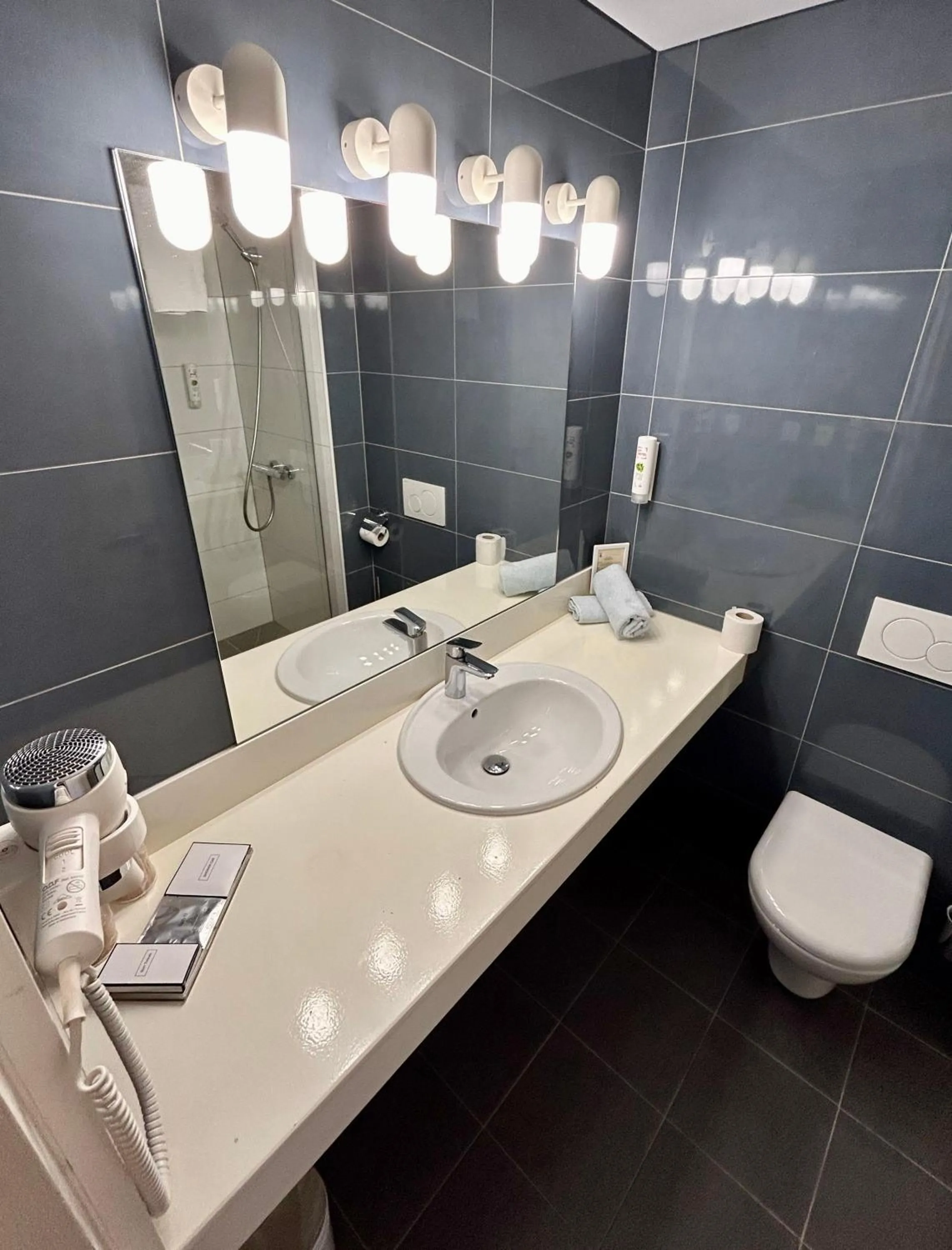 Bathroom in Amerique Hotel Palavas - Piscine - Plage