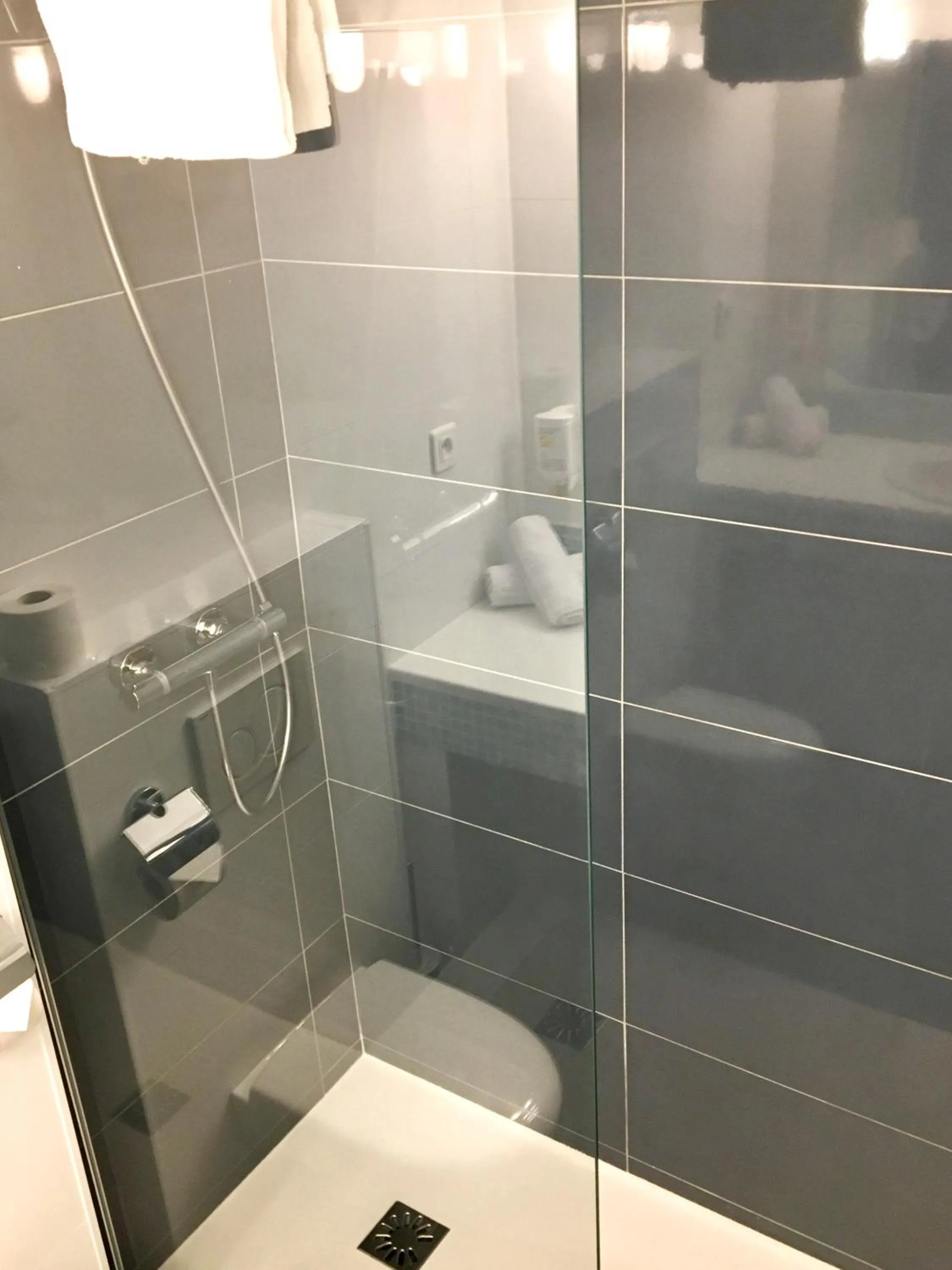 Shower in Amerique Hotel Palavas - Piscine - Plage