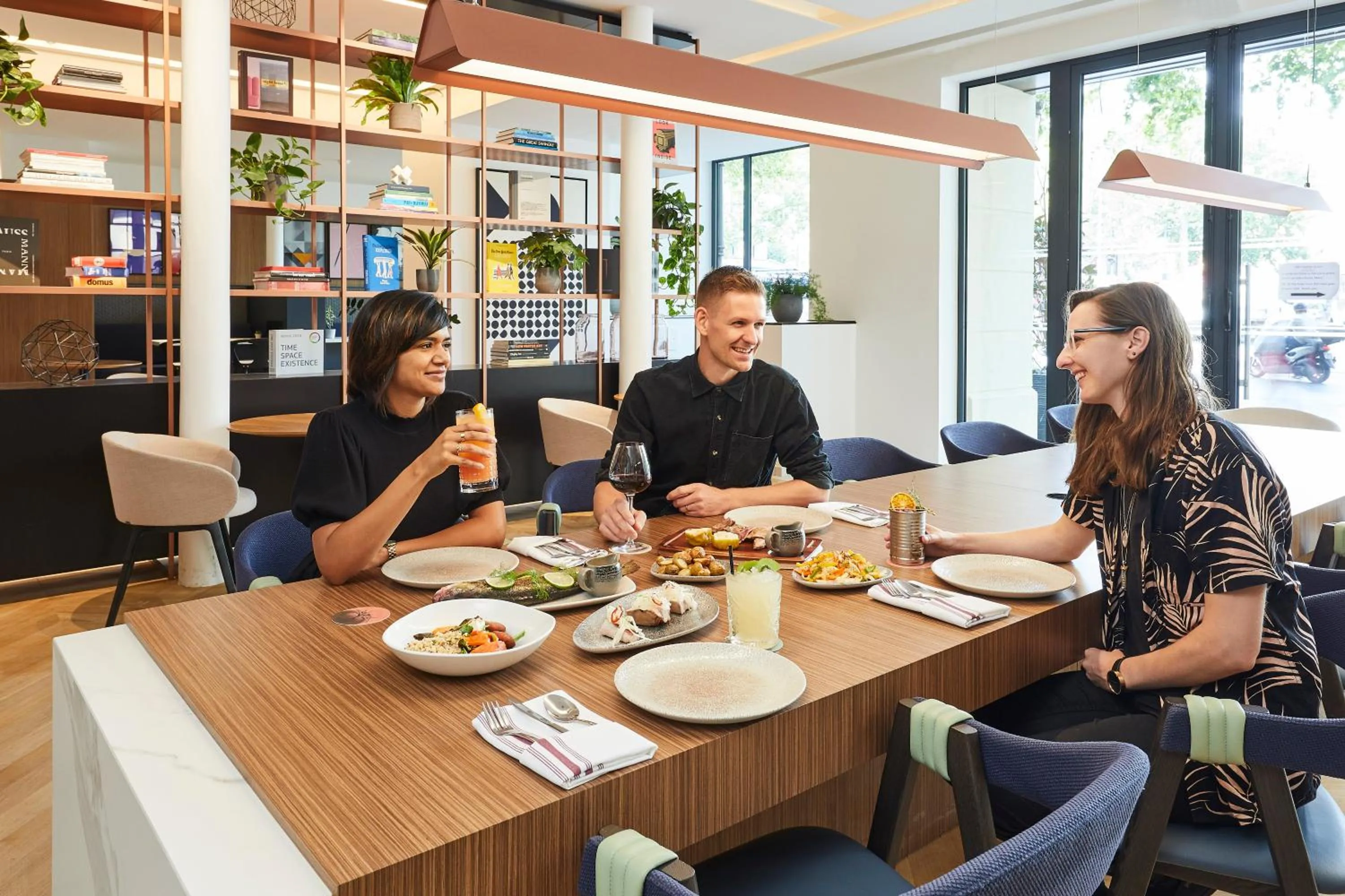 Lounge or bar in Crowne Plaza Paris - Republique by IHG