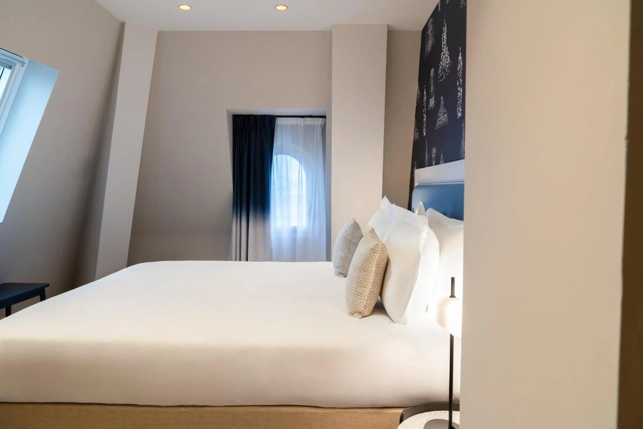 Photo of the whole room, Bed in Crowne Plaza Paris - Republique by IHG
