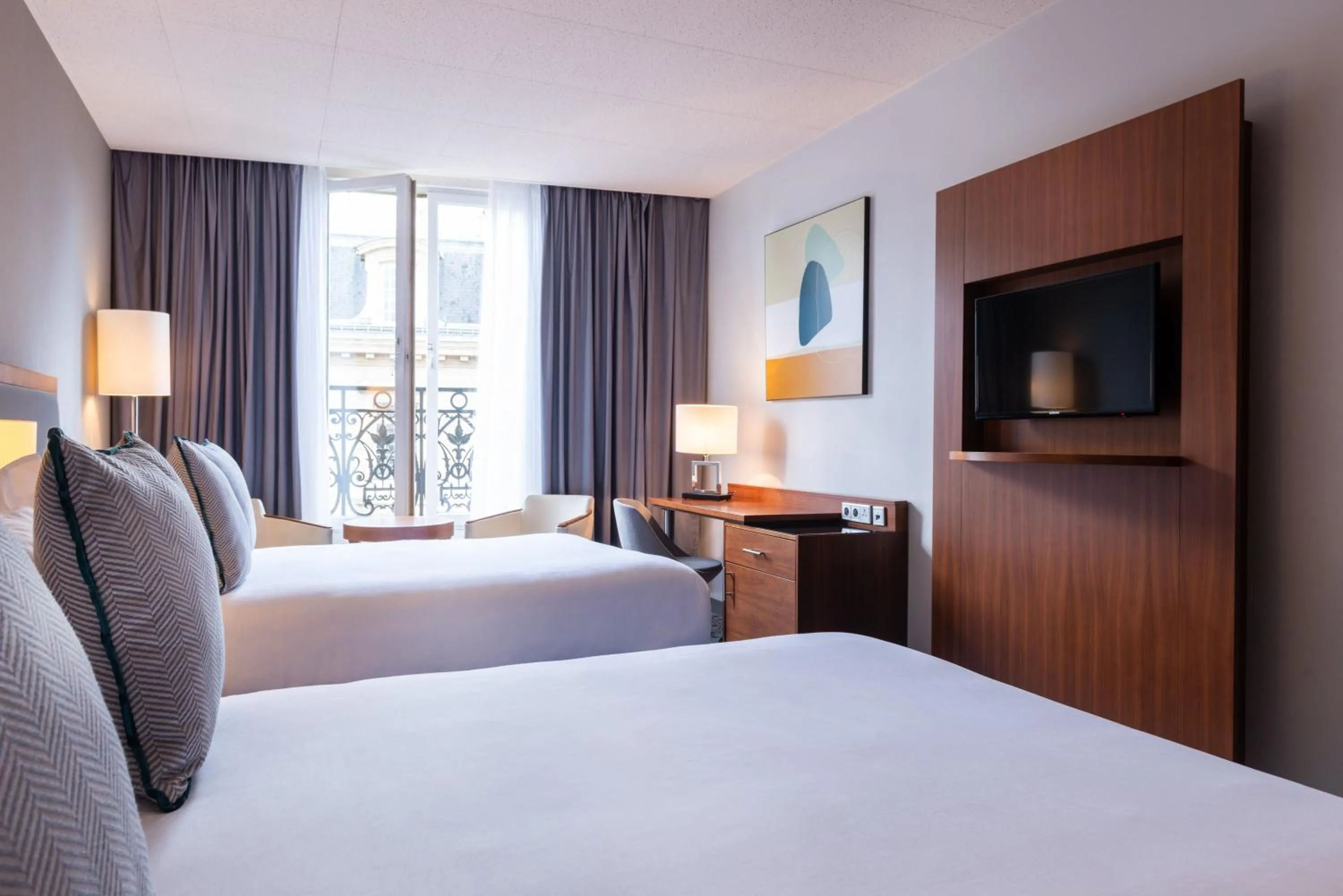Photo of the whole room, Bed in Crowne Plaza Paris - Republique by IHG