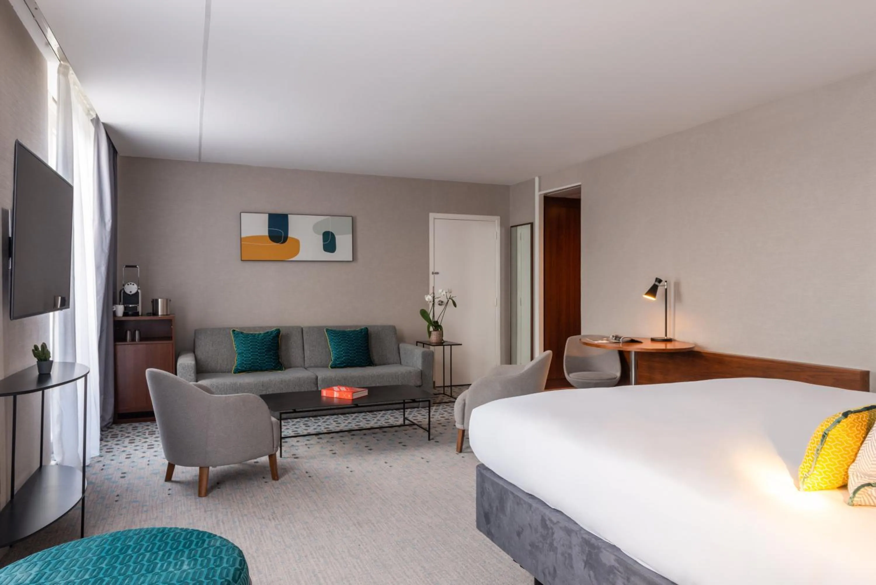 Photo of the whole room, Bed in Crowne Plaza Paris - Republique by IHG