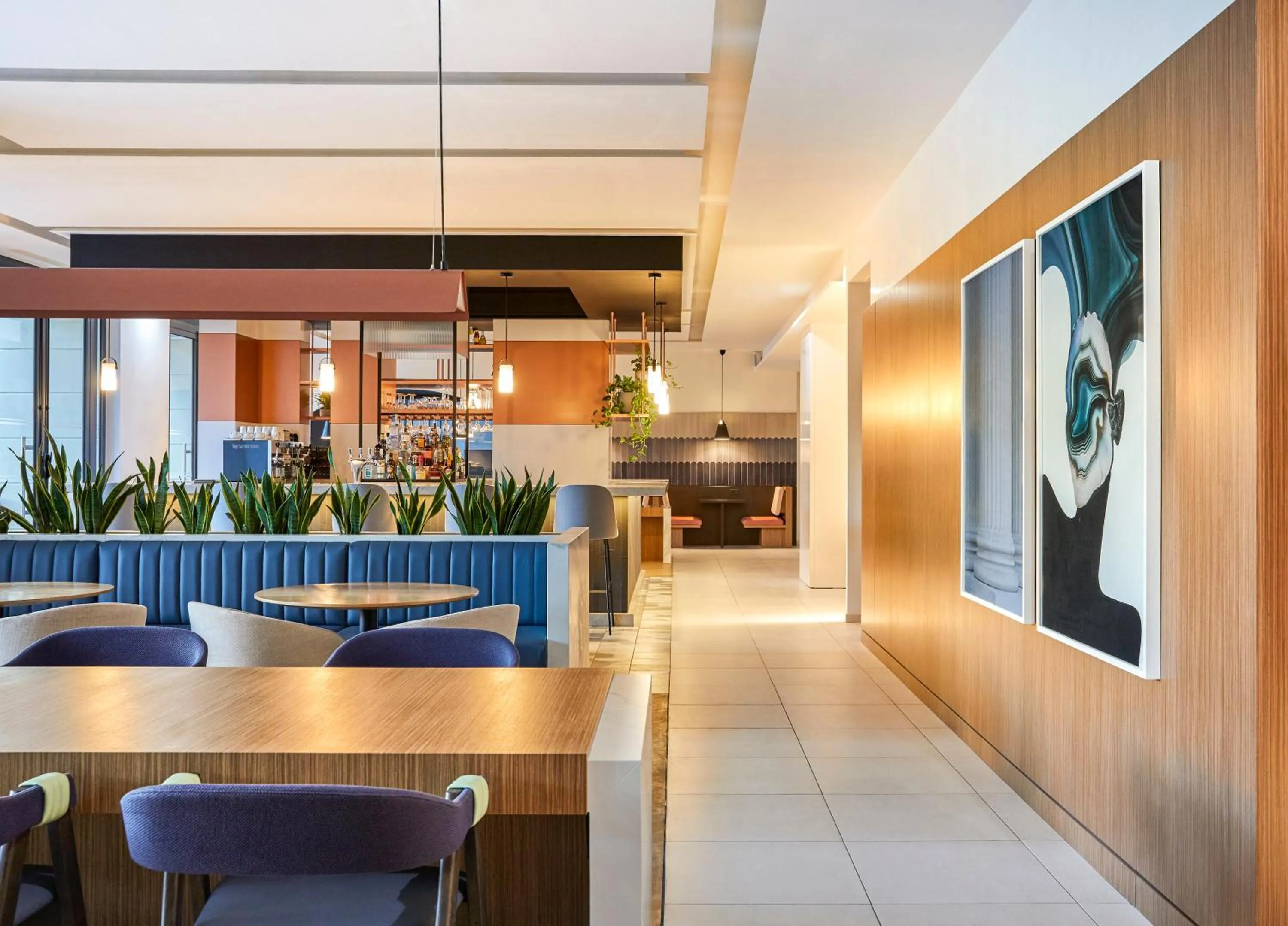 Lounge or bar in Crowne Plaza Paris - Republique by IHG