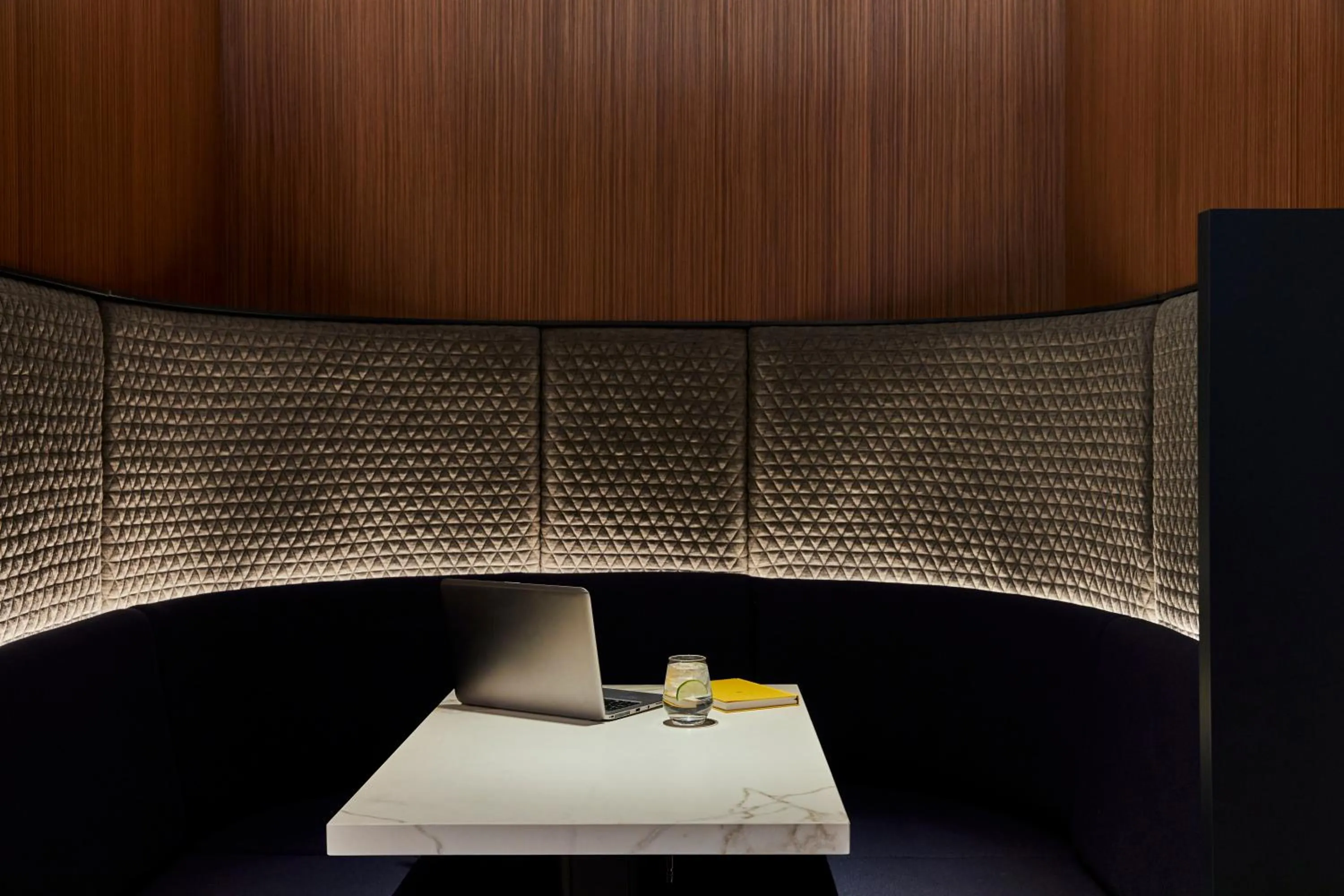 Lounge or bar in Crowne Plaza Paris - Republique by IHG