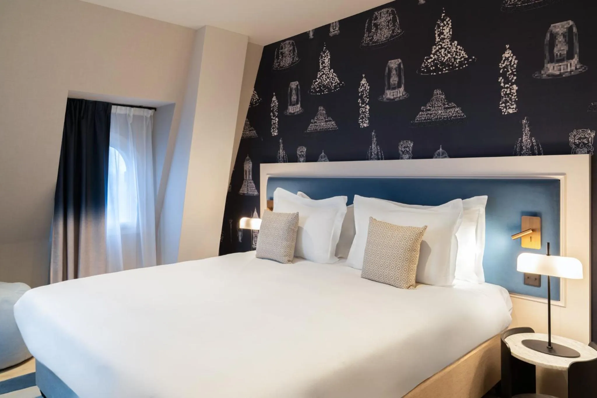 Photo of the whole room, Bed in Crowne Plaza Paris - Republique by IHG