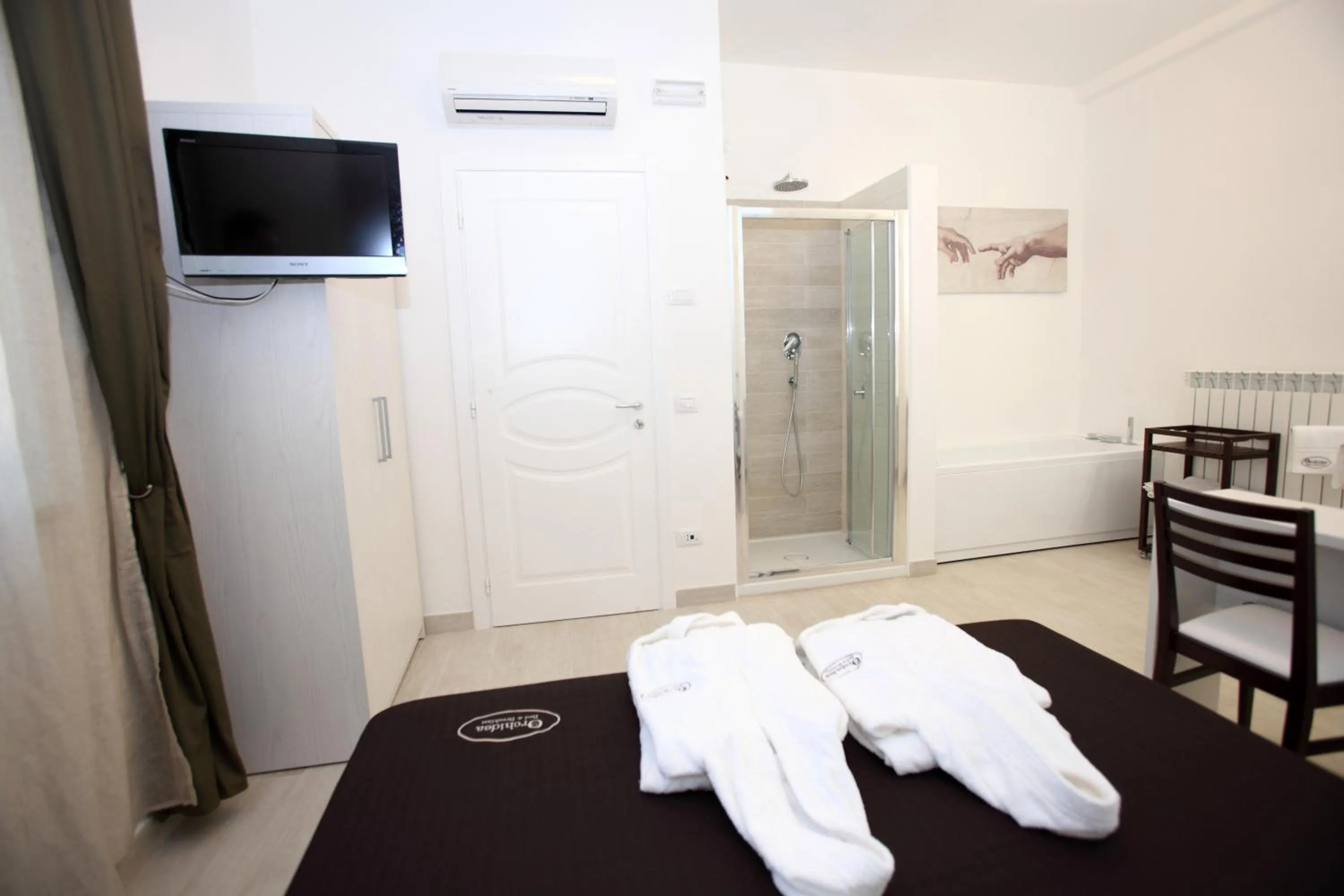 Photo of the whole room, Bed in Orchidea Rooms & Suites
