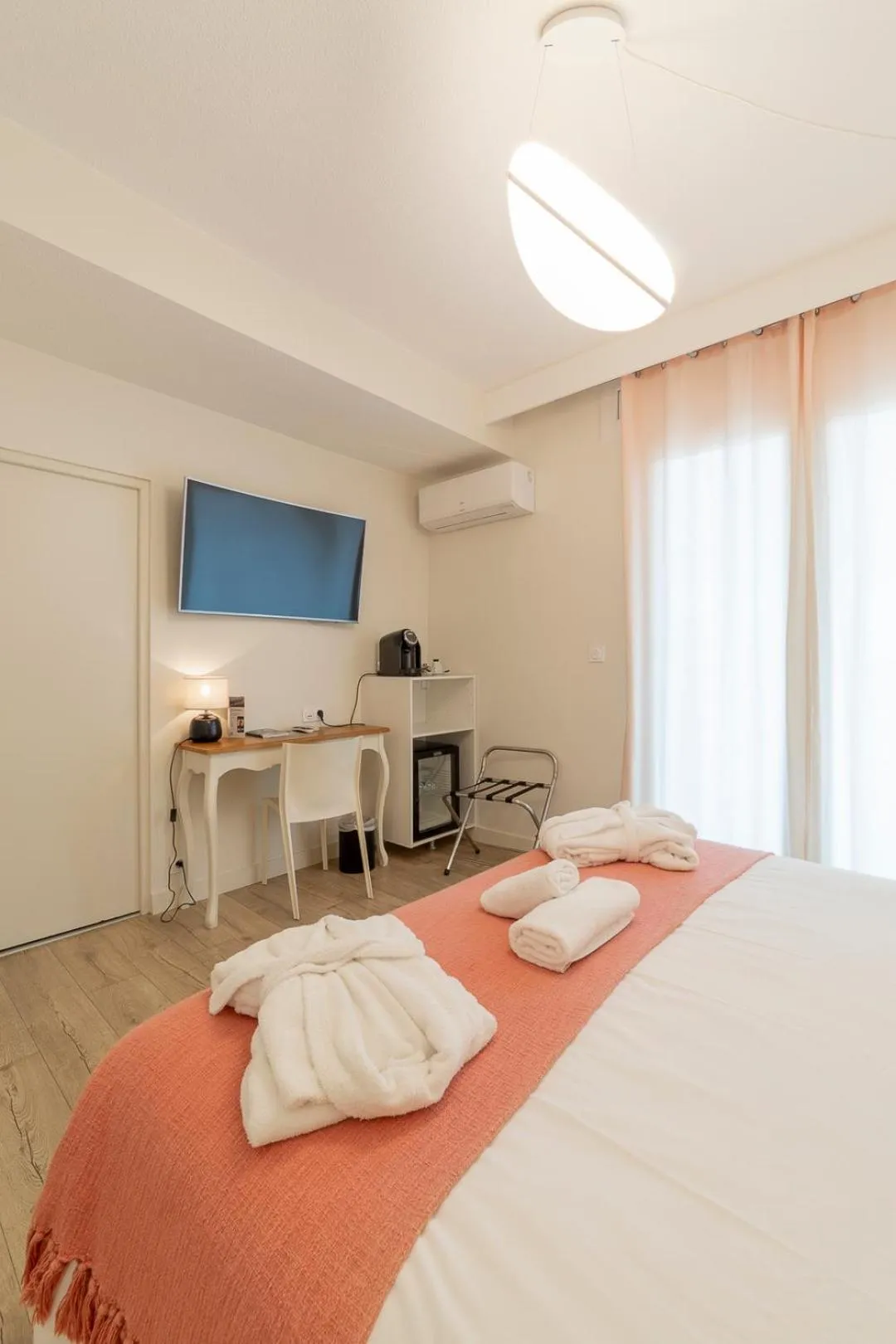 Photo of the whole room, Bed in Cit'Hotel Imperial