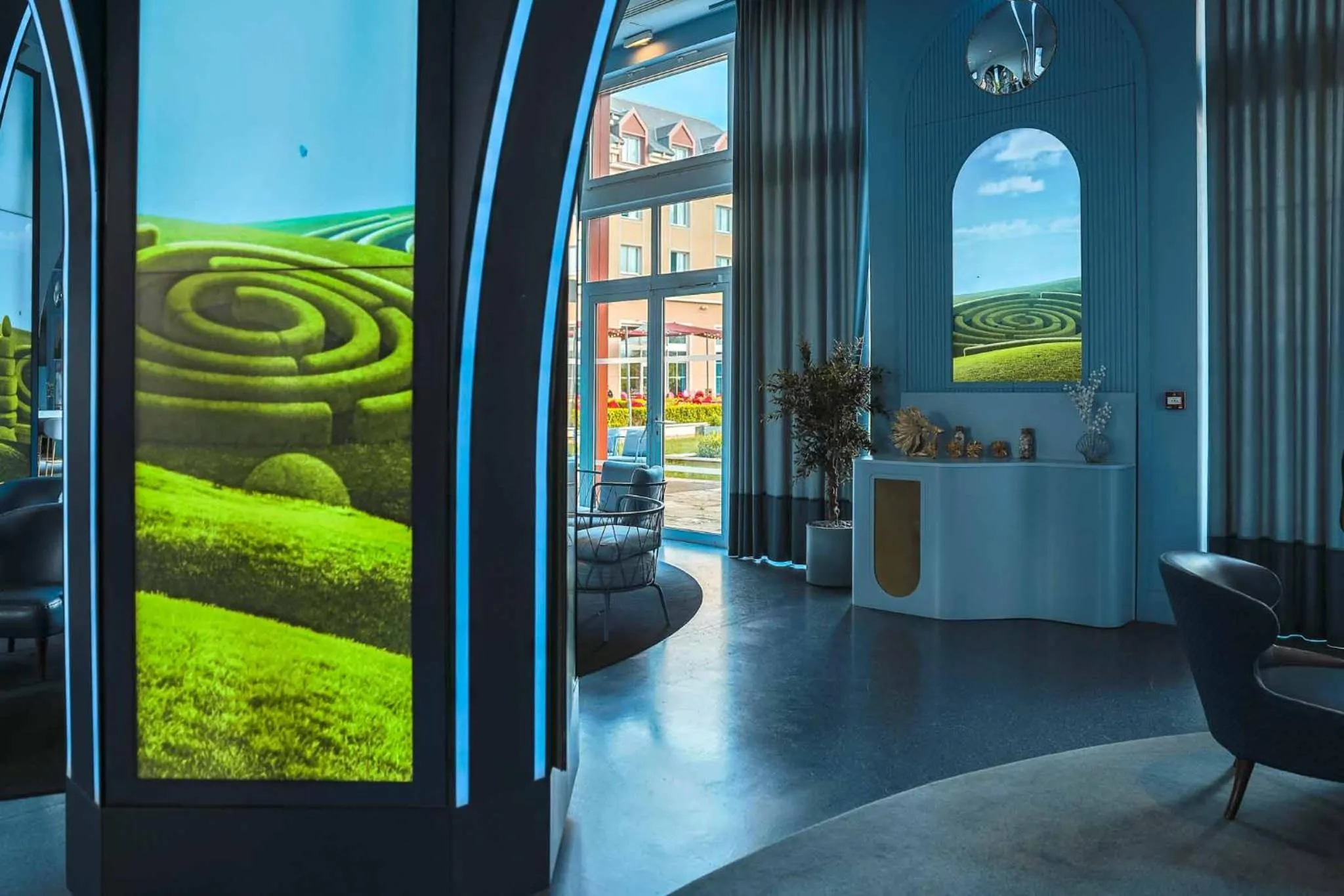 Lounge or bar in Grand Magic Hotel Marne La Vallée