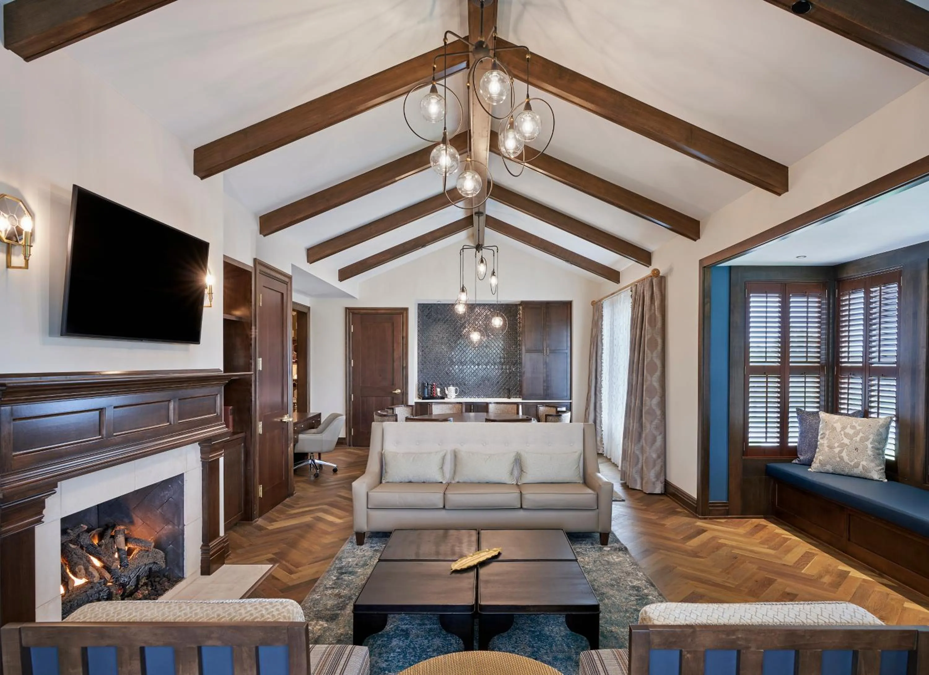 Living room, Bed in The Inn at Meadowbrook