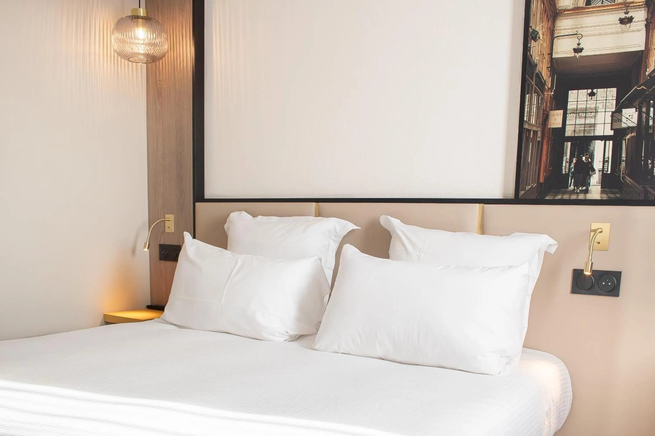 Bed in Brit Hotel Blois - Le Préma