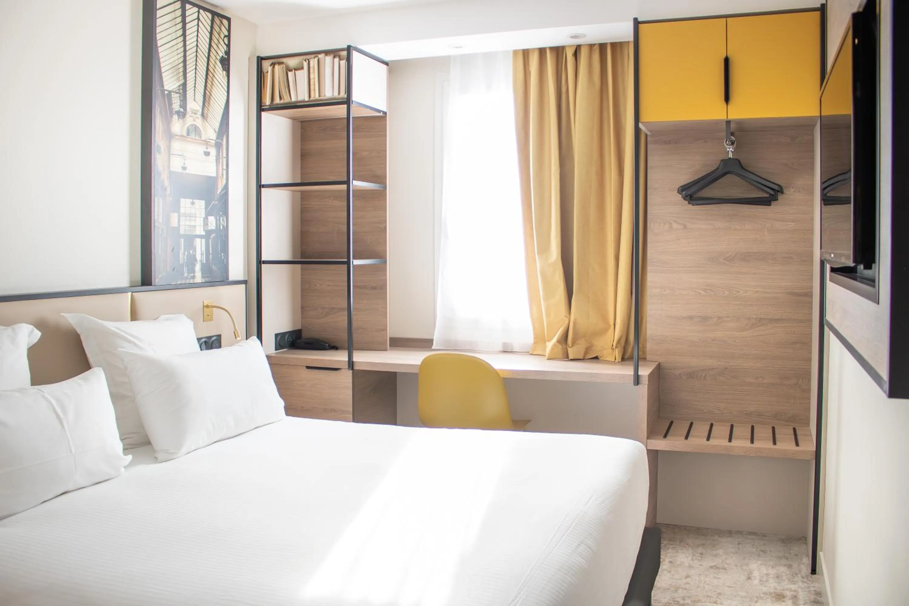 Bed in Brit Hotel Blois - Le Préma