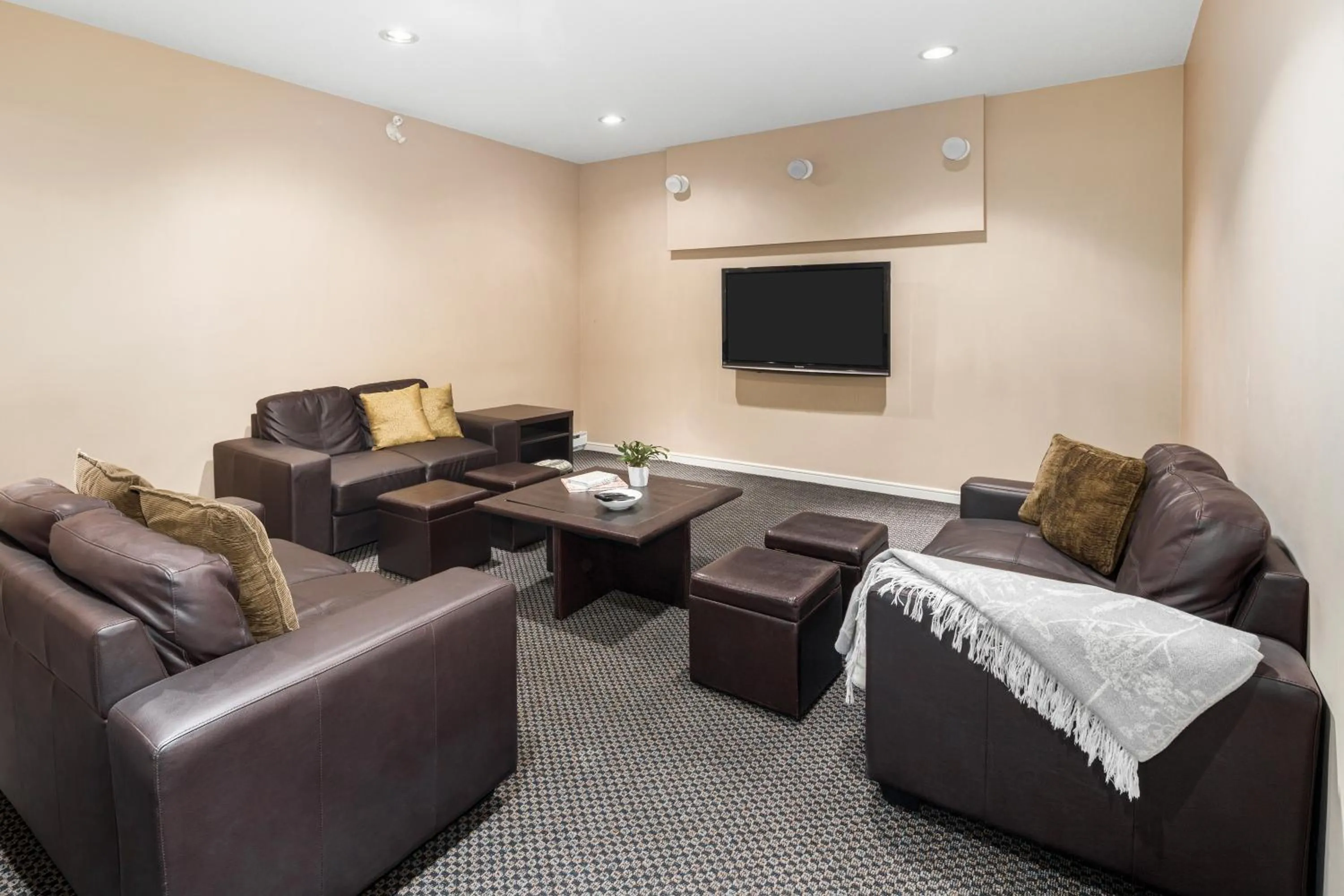 Communal lounge/ TV room in WorldMark Vancouver The Canadian
