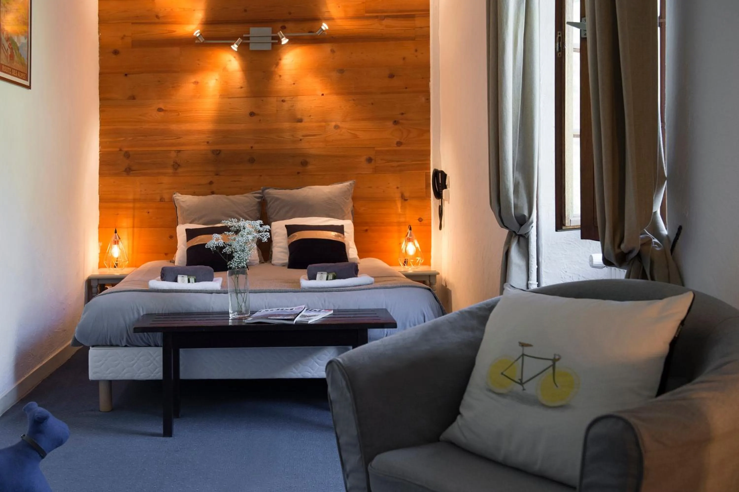 Bedroom, Bed in Hôtel Le Cassini