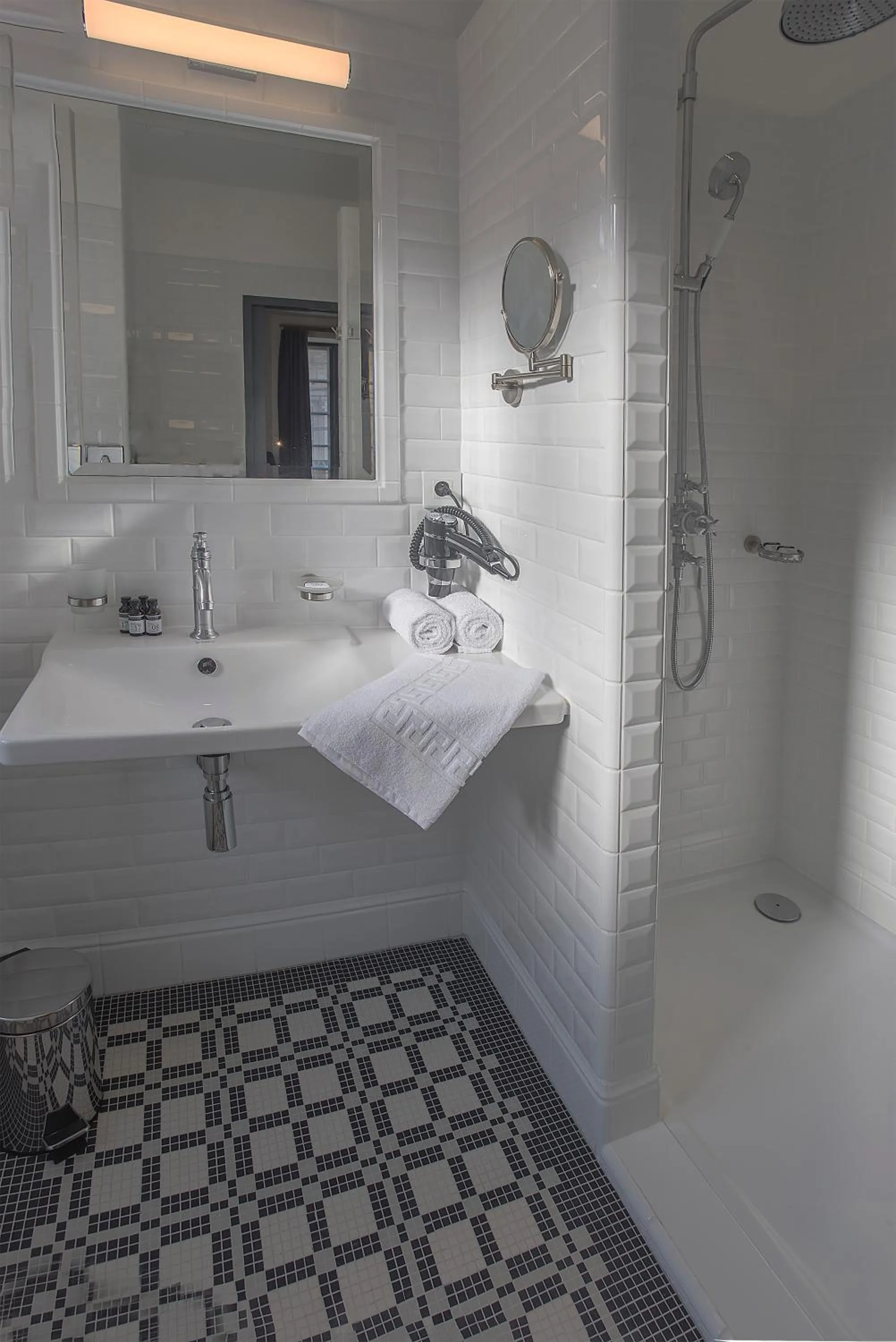 Shower in Appart'Hôtel - VILLA CÔTÉ PLATEAU - Hyper Centre - 3 Étoiles Certifiées-