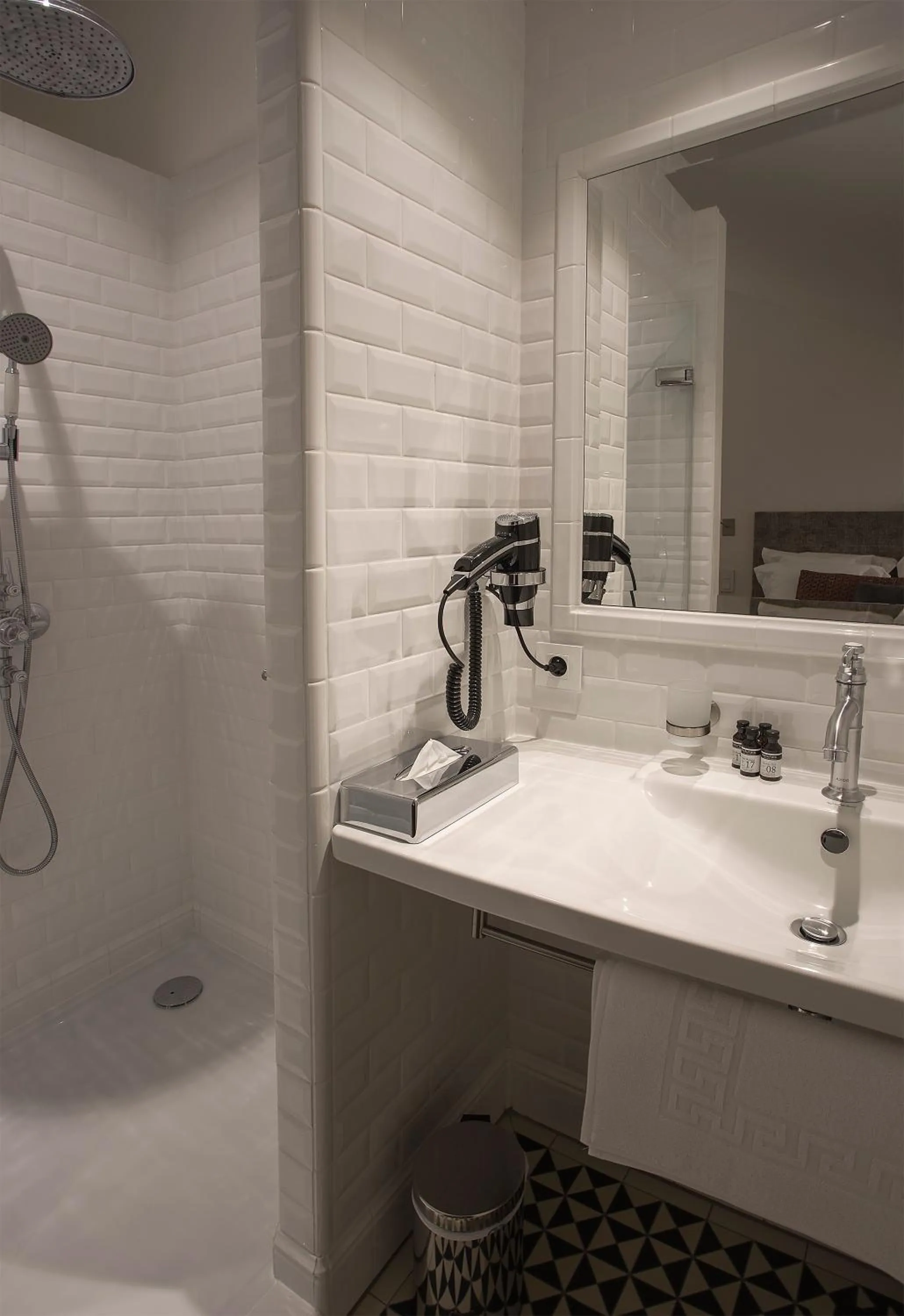 Shower in Appart'Hôtel - VILLA CÔTÉ PLATEAU - Hyper Centre - 3 Étoiles Certifiées-