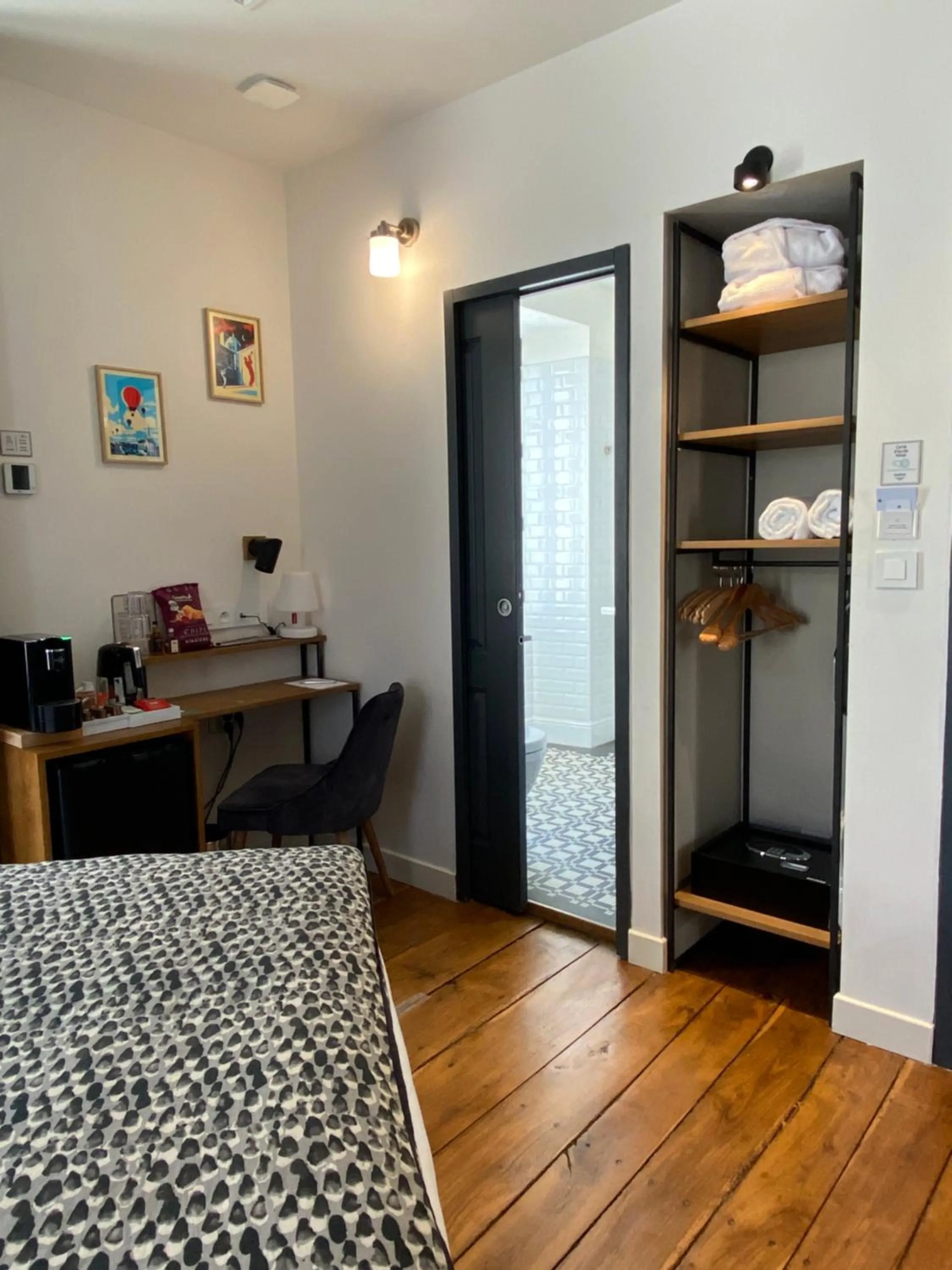 Photo of the whole room in Appart'Hôtel - VILLA CÔTÉ PLATEAU - Hyper Centre - 3 Étoiles Certifiées-