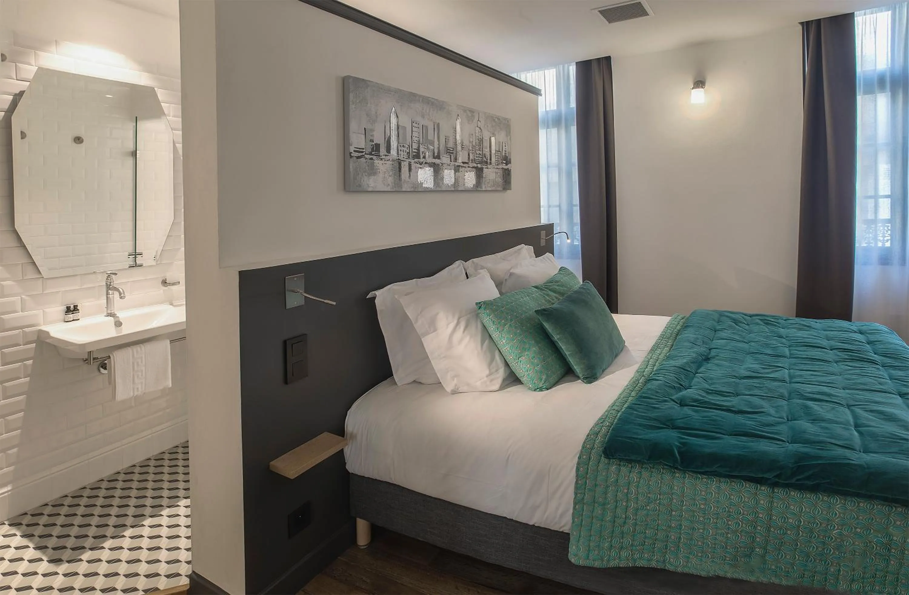 Photo of the whole room, Bed in Appart'Hôtel - VILLA CÔTÉ PLATEAU - Hyper Centre - 3 Étoiles Certifiées-