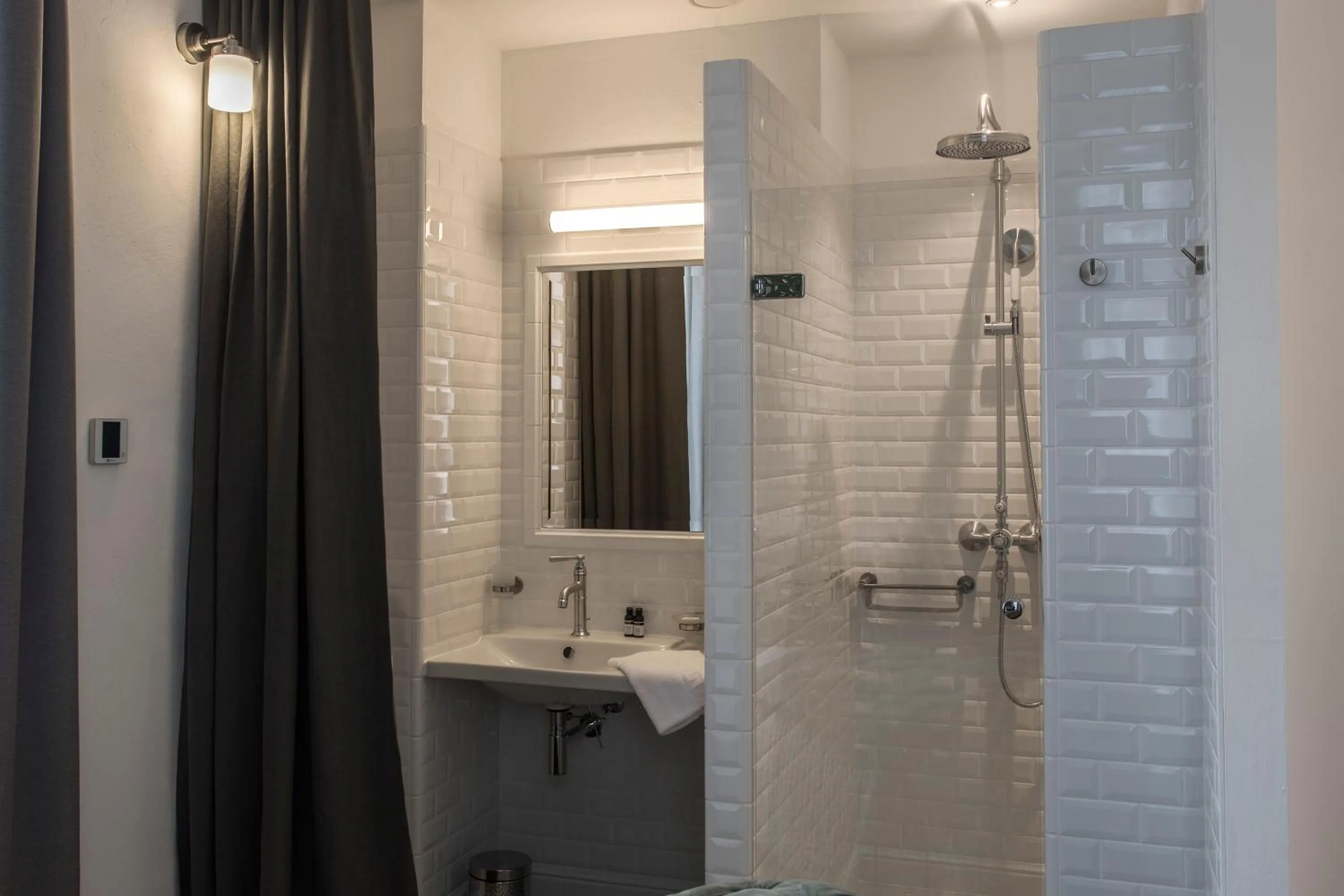 Shower in Appart'Hôtel - VILLA CÔTÉ PLATEAU - Hyper Centre - 3 Étoiles Certifiées-